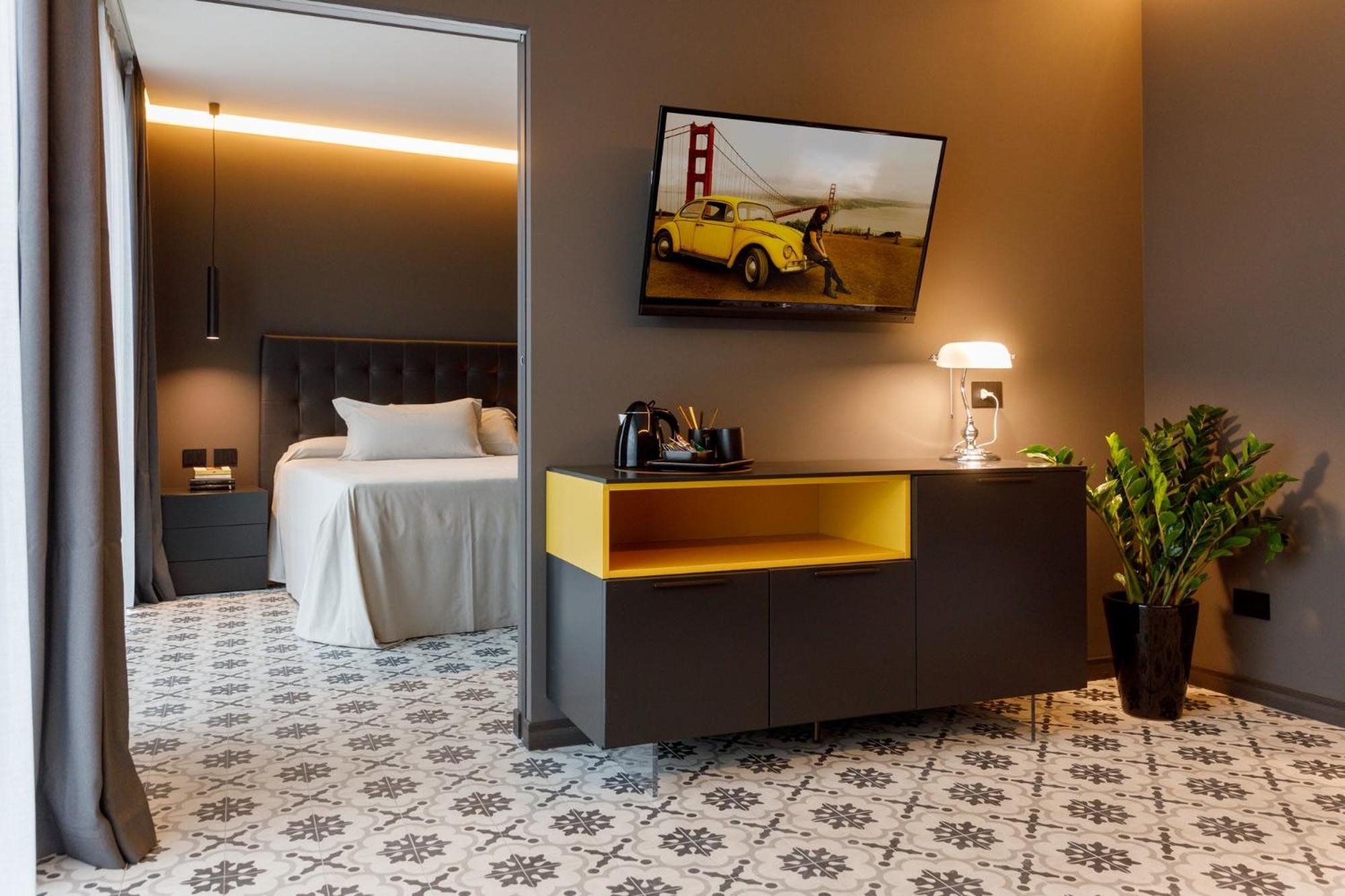 Junior Suite with Lake View - Photo 20