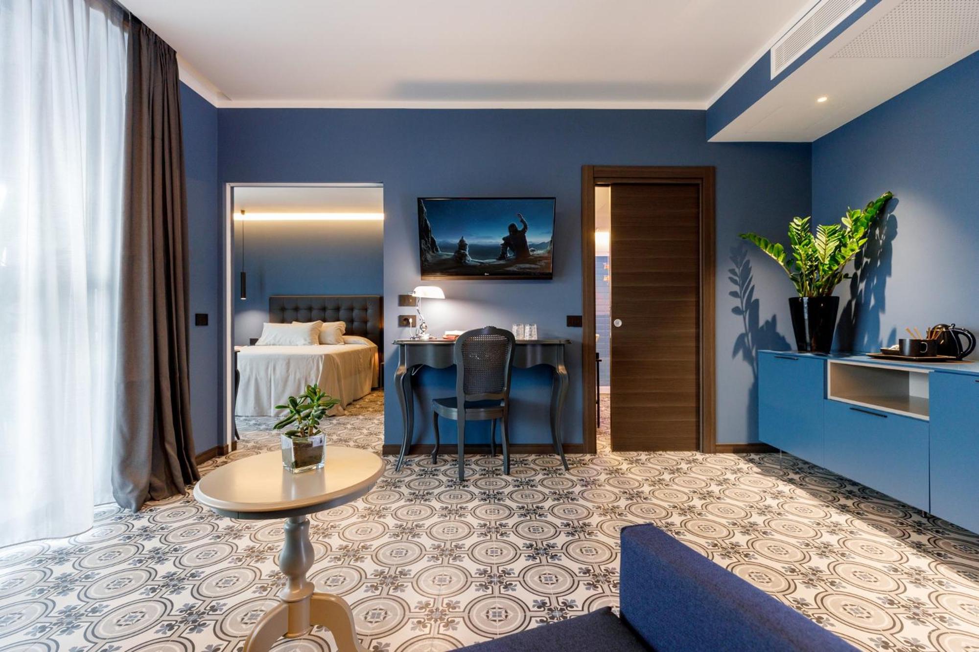 Junior Suite with Lake View - Photo 1