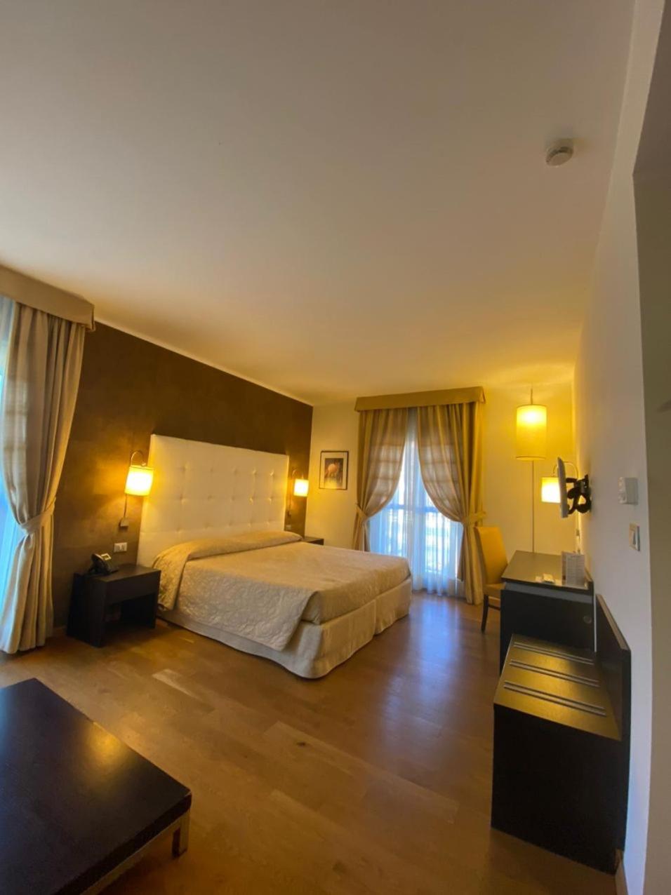 Junior Suite with Balcony - Photo 6