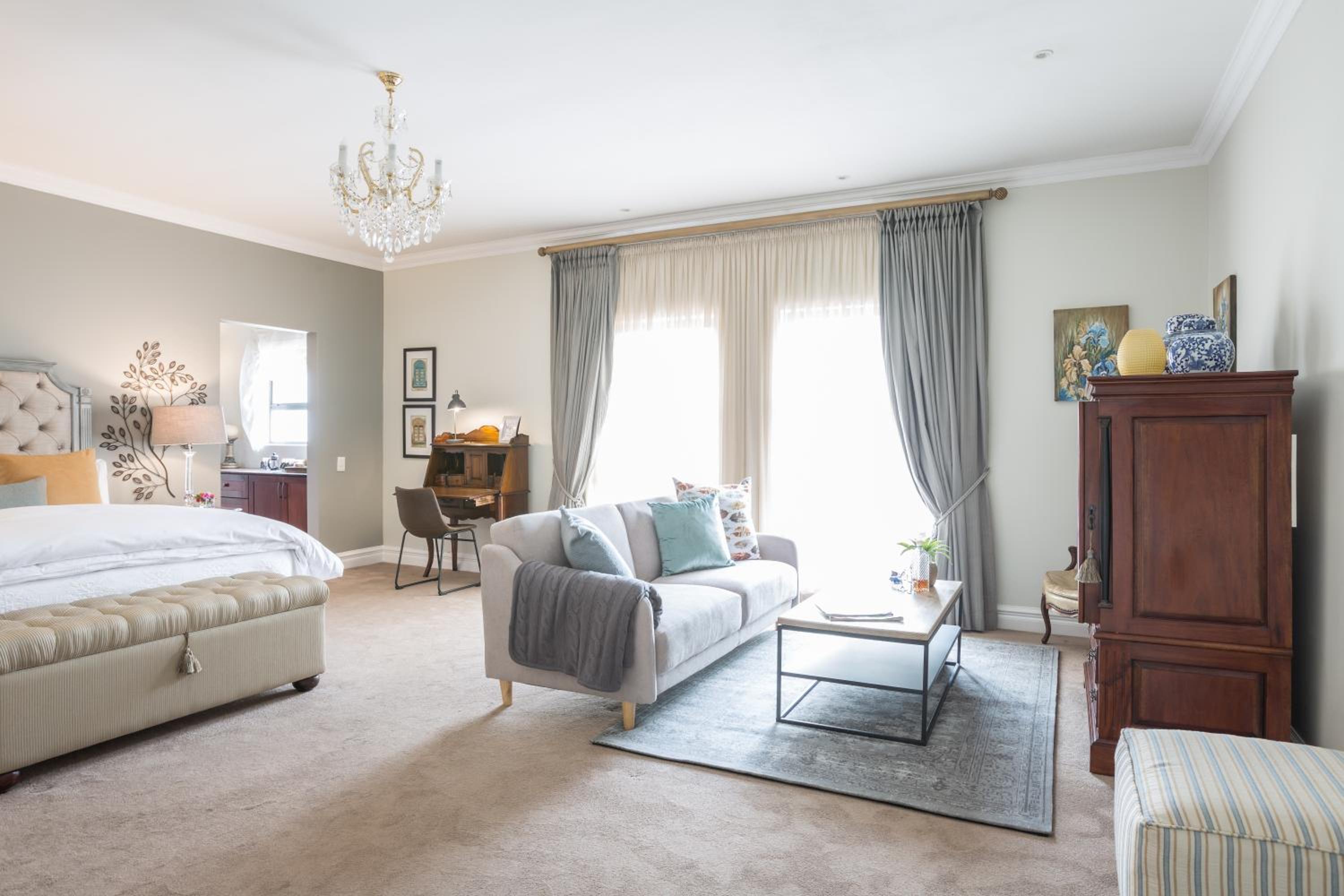 Deluxe King Suite photo 3
