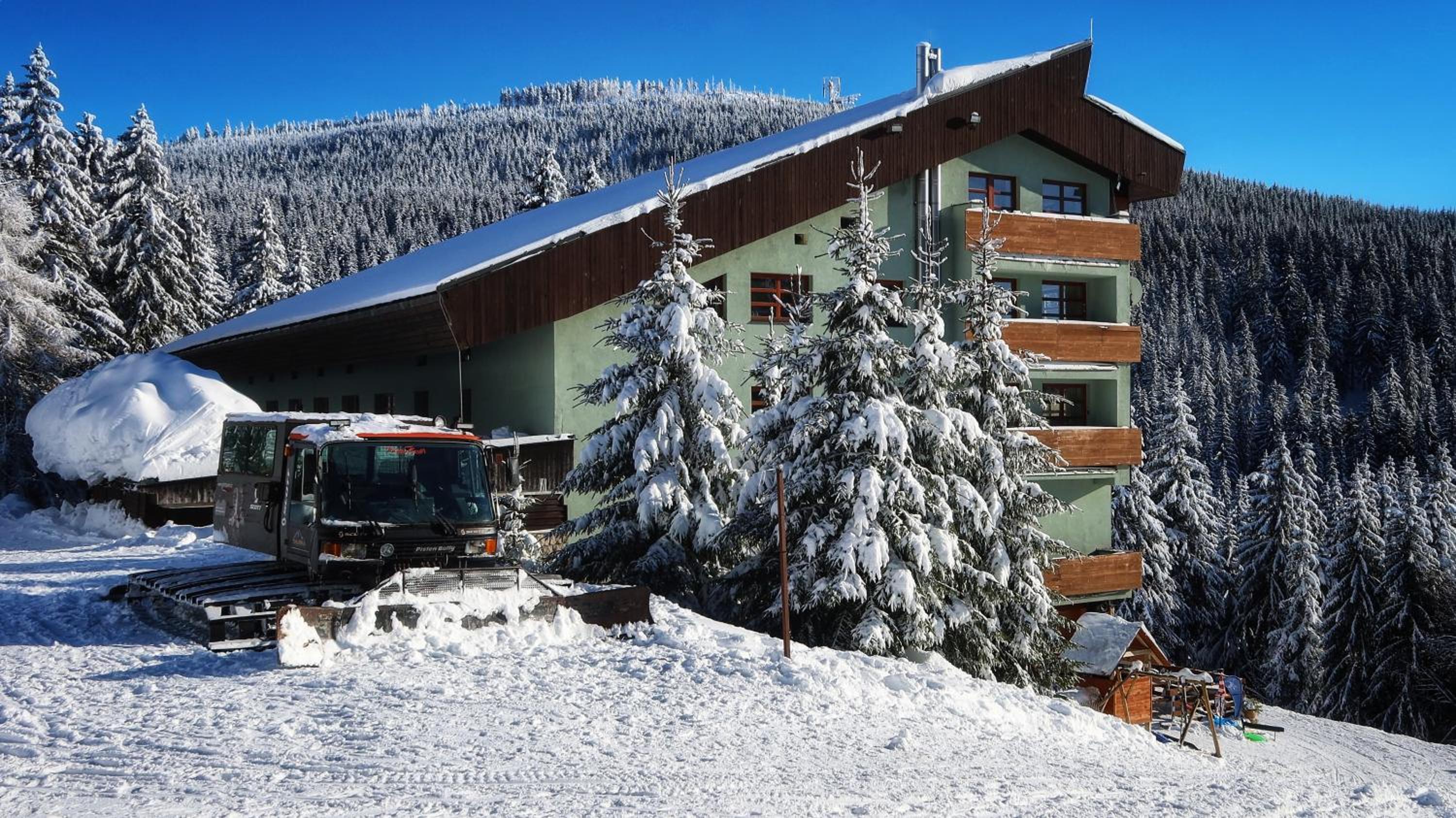 Apartment with Mountain View - Photo 1