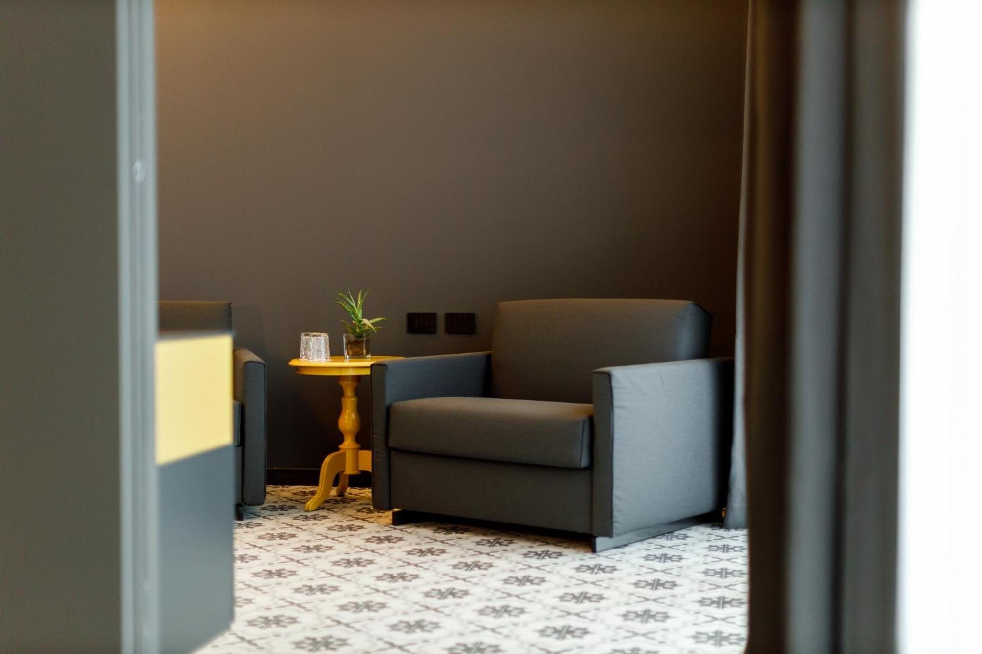Junior Suite with Lake View - Photo 7