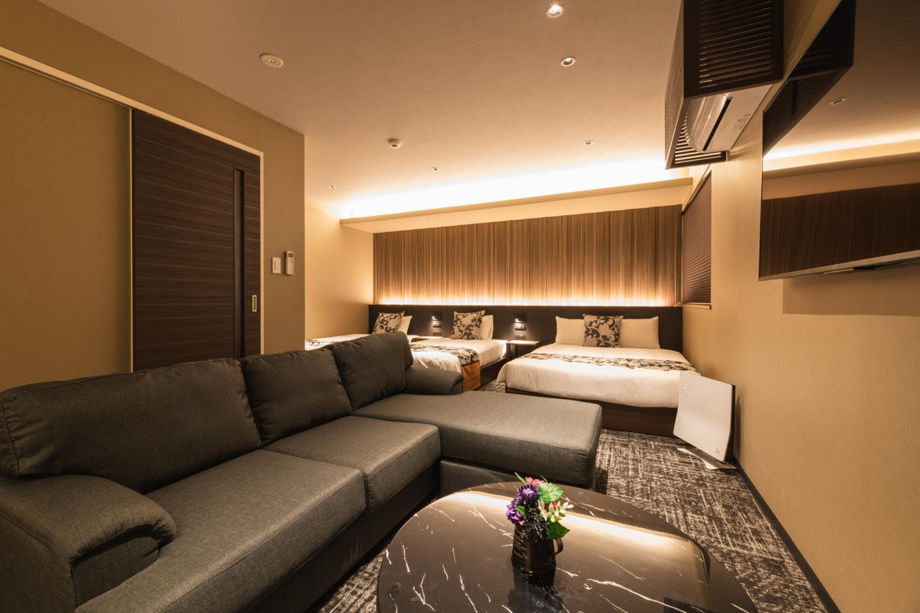 Suite - Photo 1