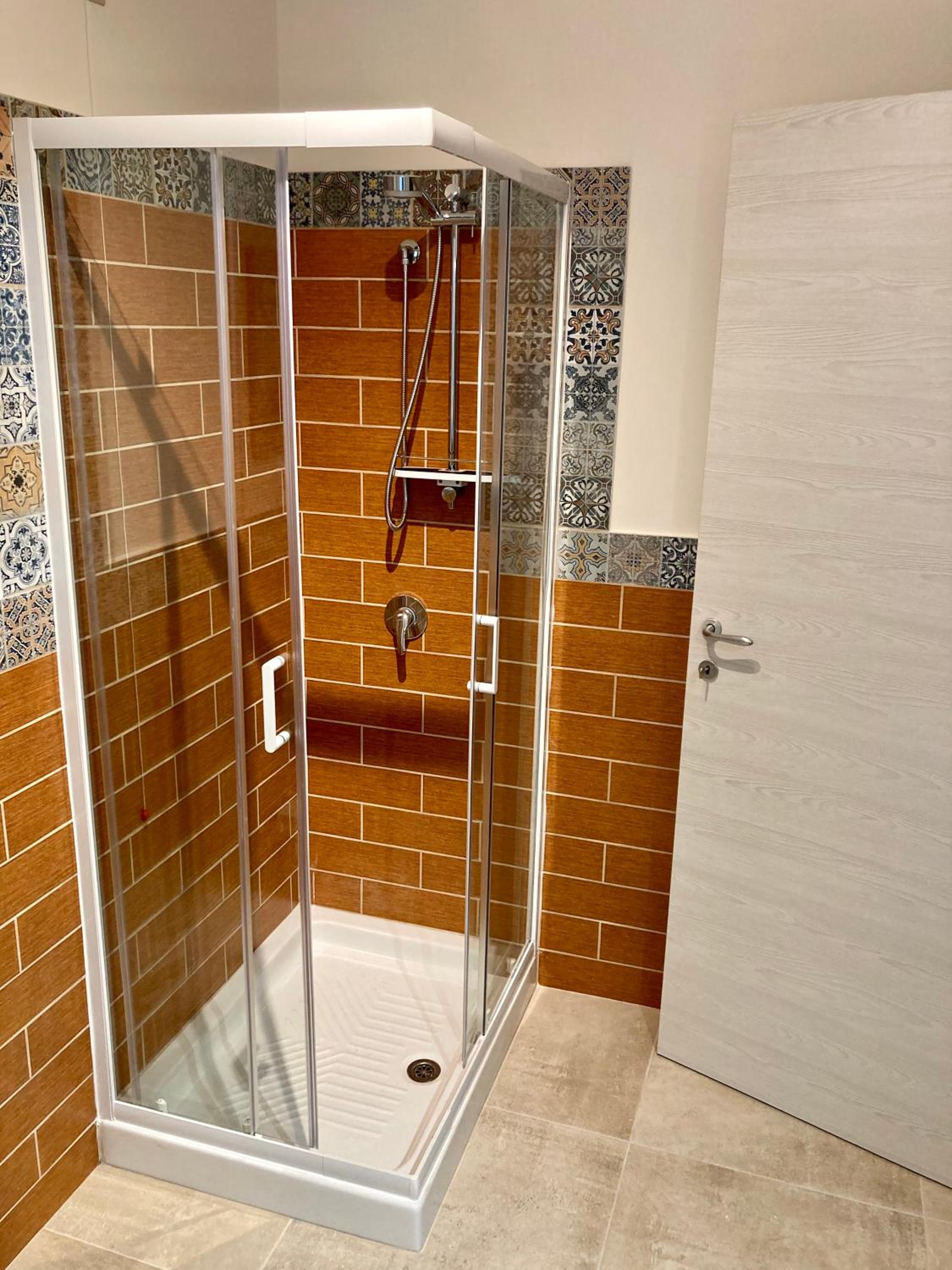 Double Room with Private Bathroom - Photo 7