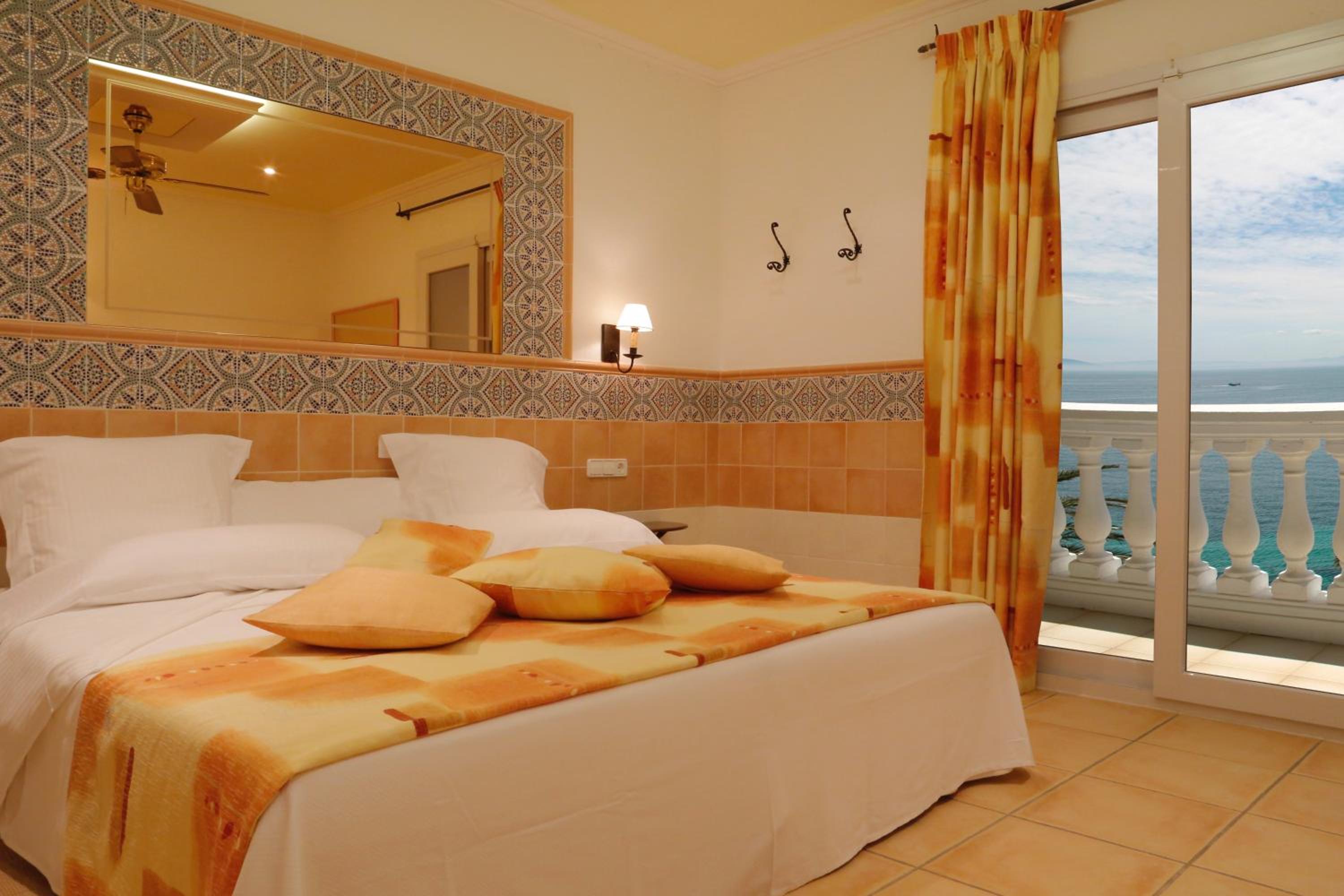 Standard Double or Twin Room with Sea View - Photo 3