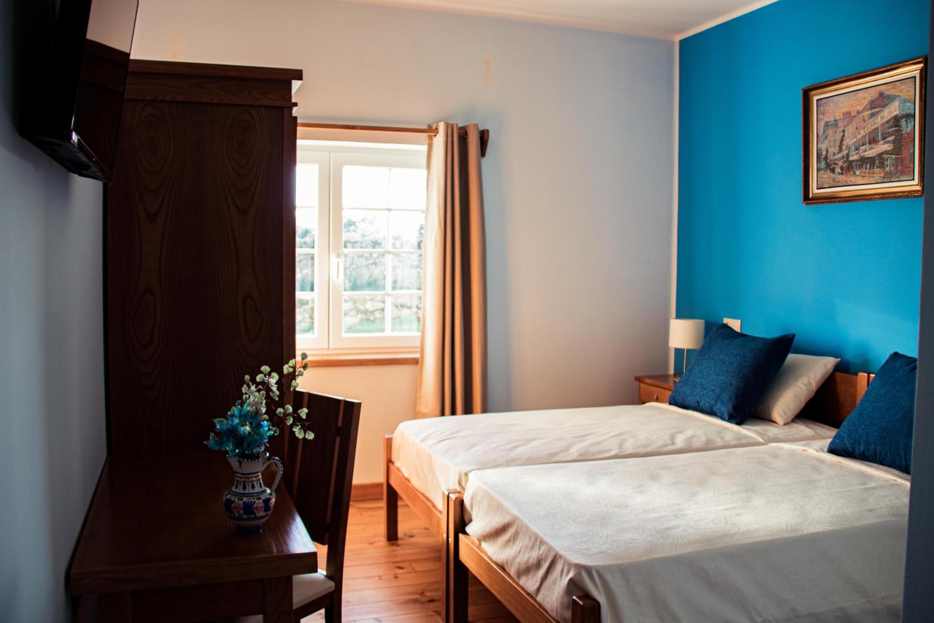 Twin Room with Private Bathroom - Photo 4