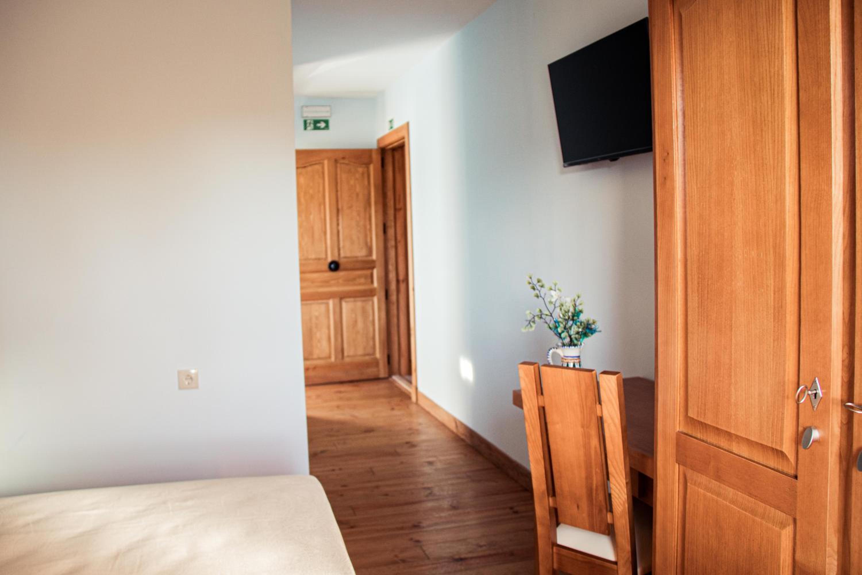 Twin Room with Private Bathroom - Photo 2