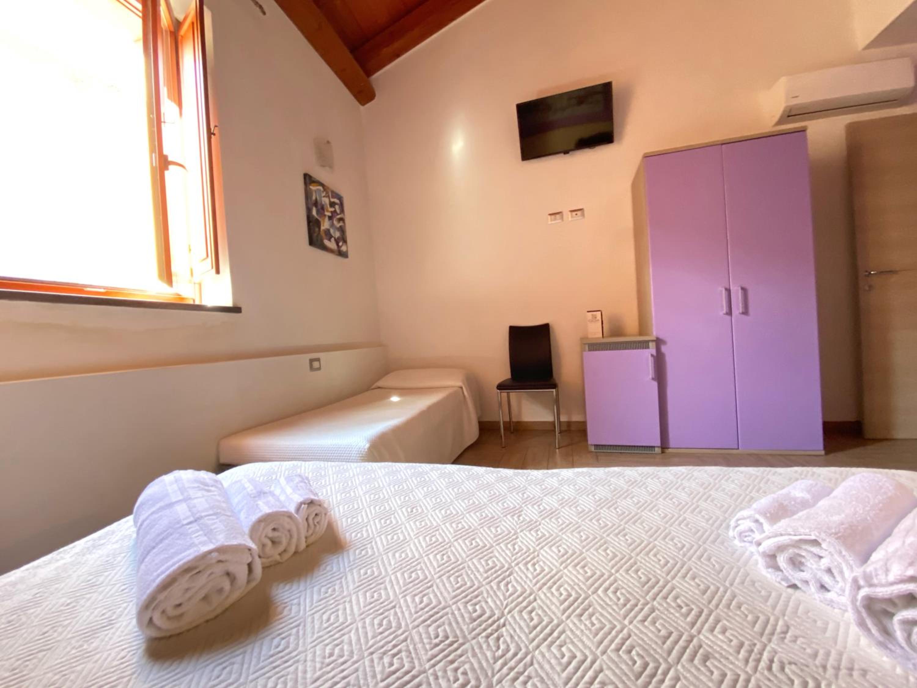 Triple Room with Private Bathroom - Photo 4