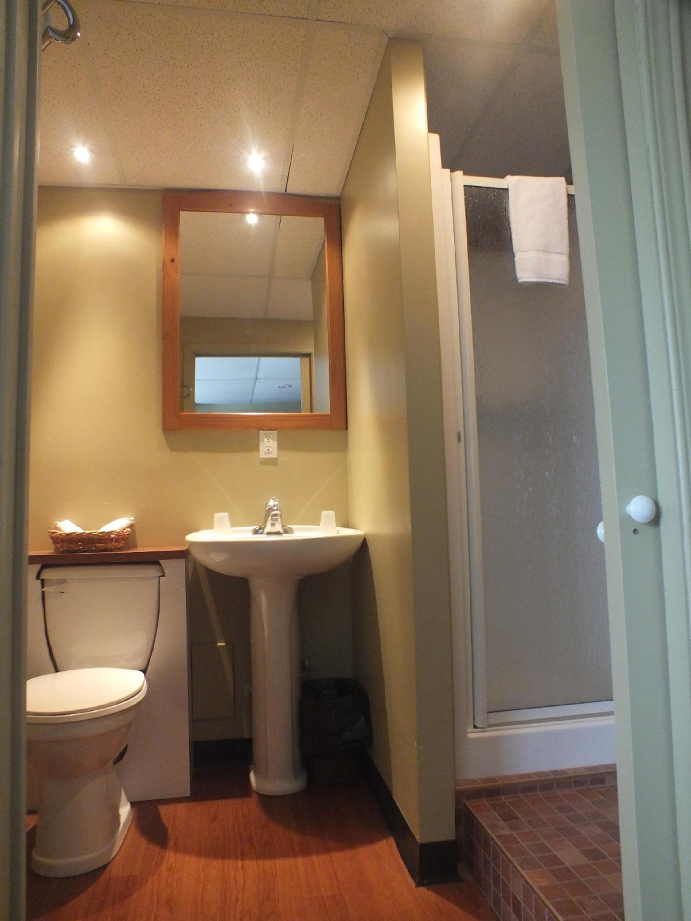 Family Room with Private Bathroom photo 2