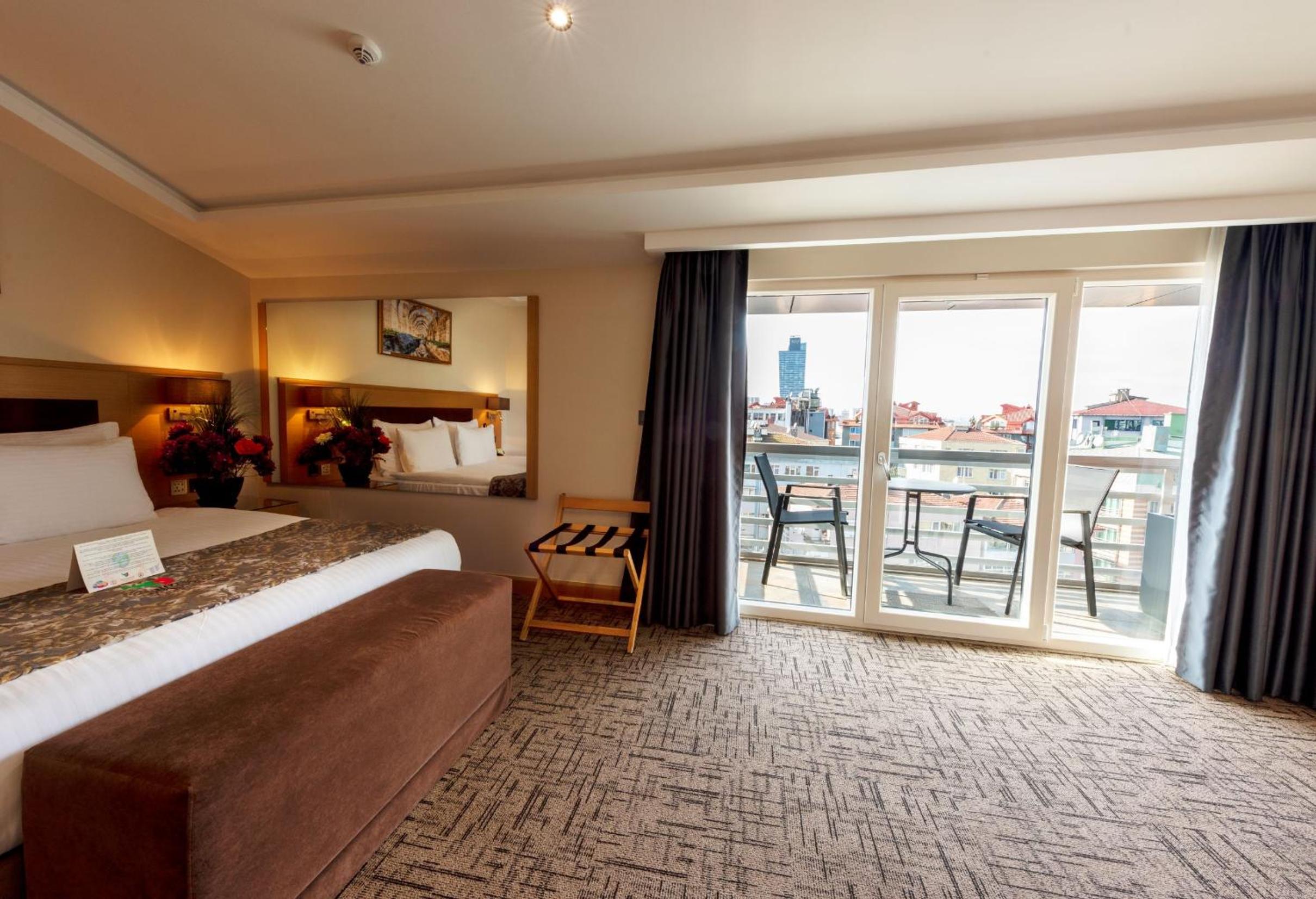 Deluxe Double Room with Balcony photo 3