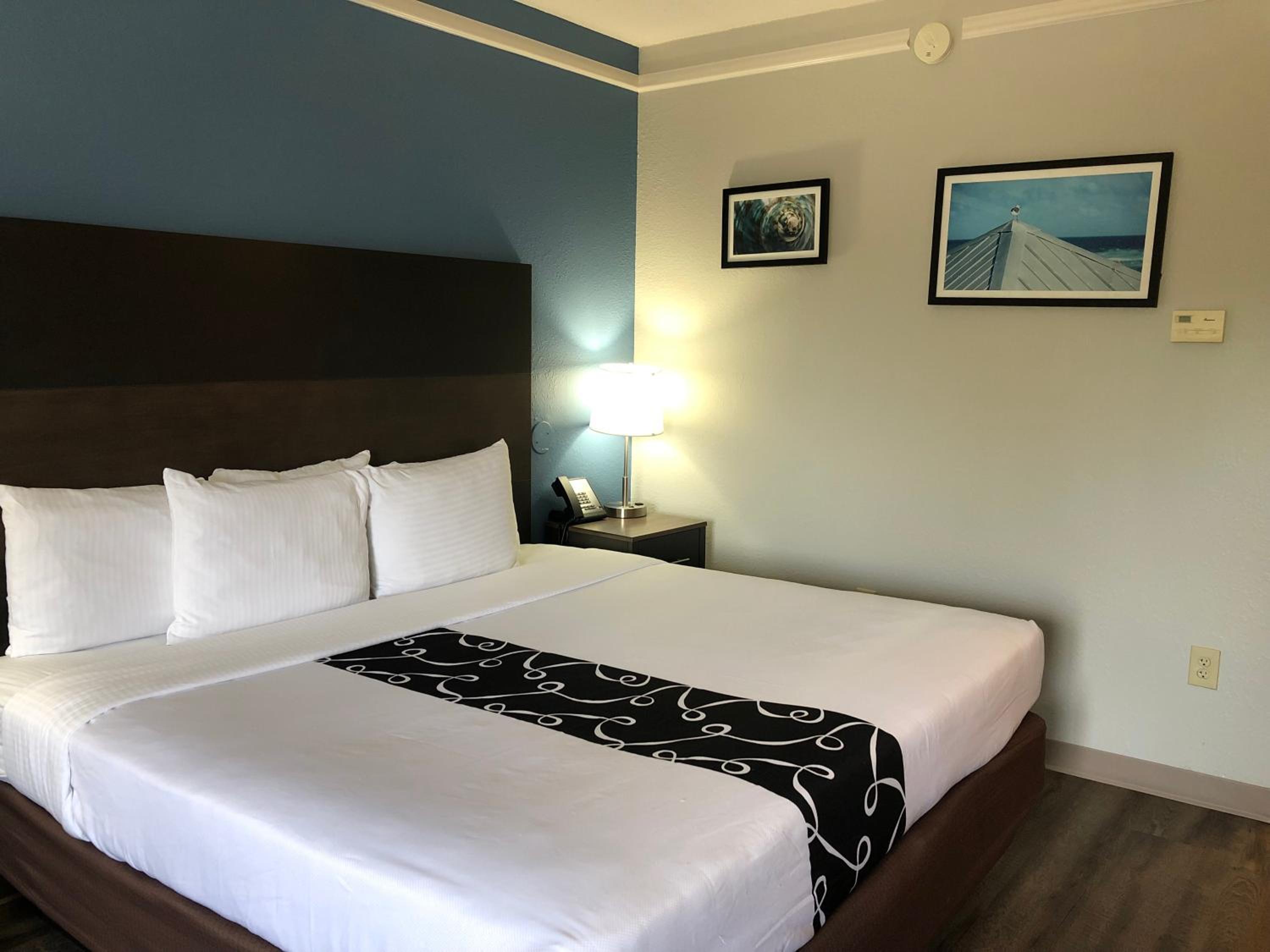 Deluxe King Room with Bath Tub - Mobility/Hearing Accessible - Non-Smoking - Photo 2