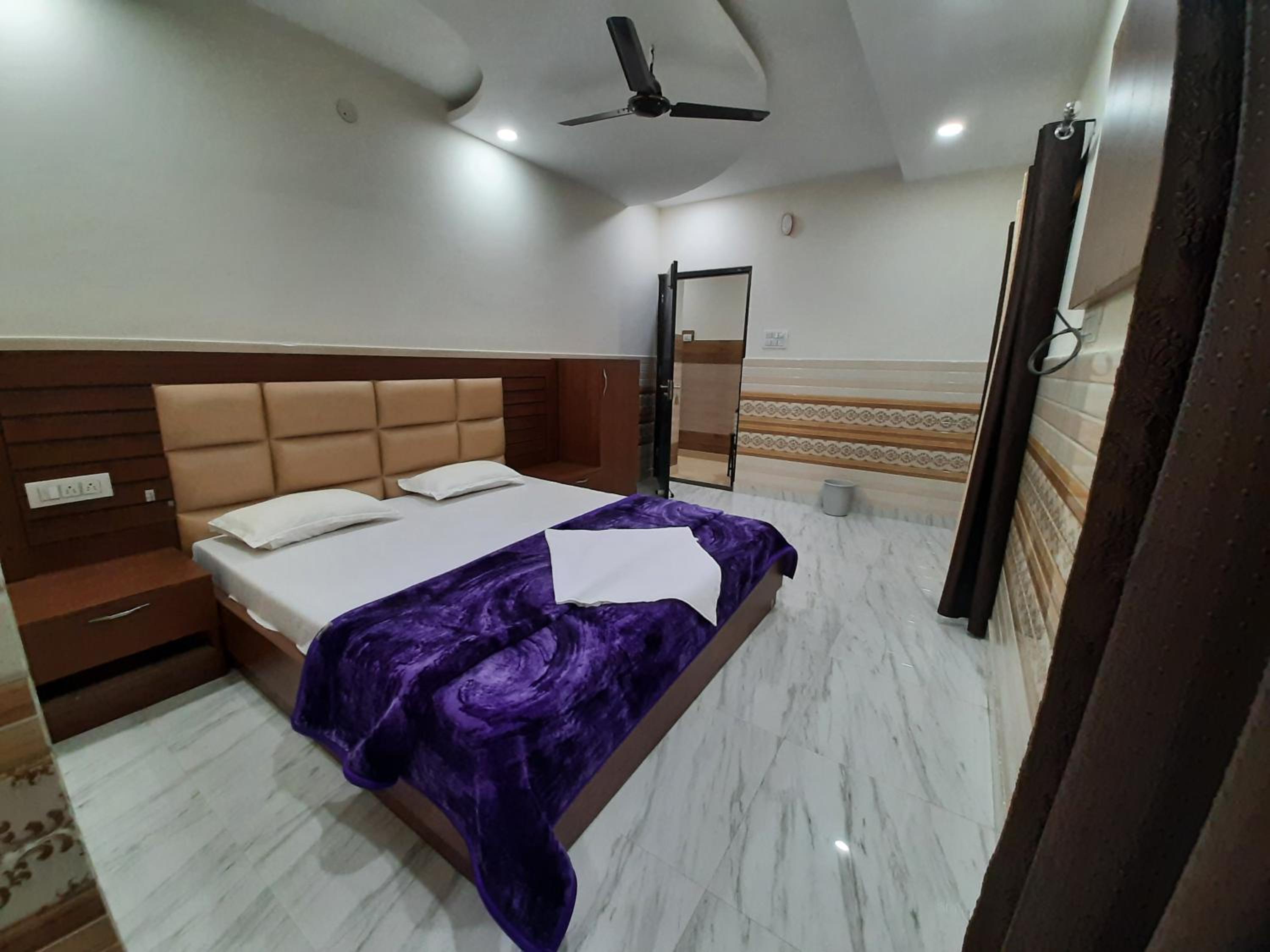 Deluxe Double Room - Photo 12