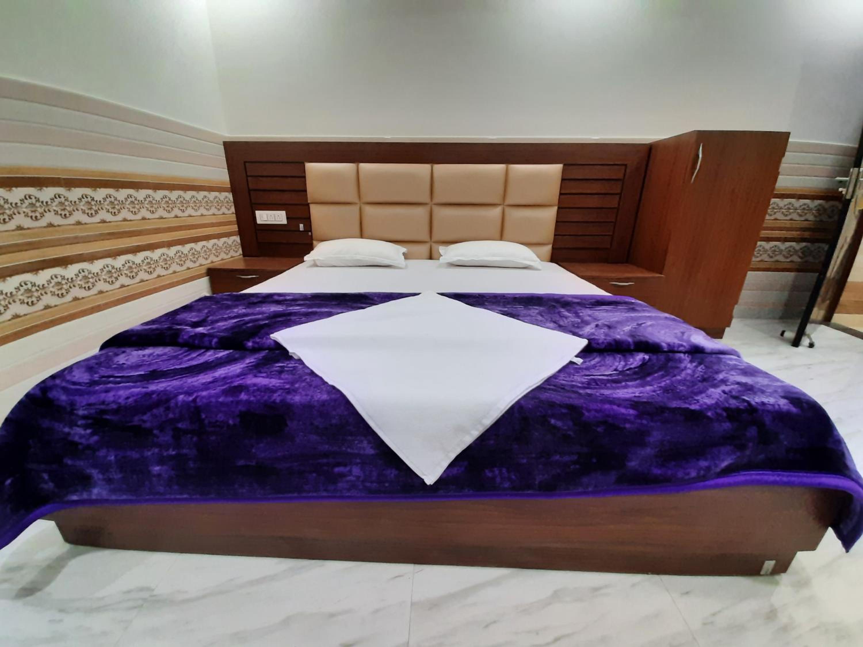 Deluxe Double Room - Photo 9