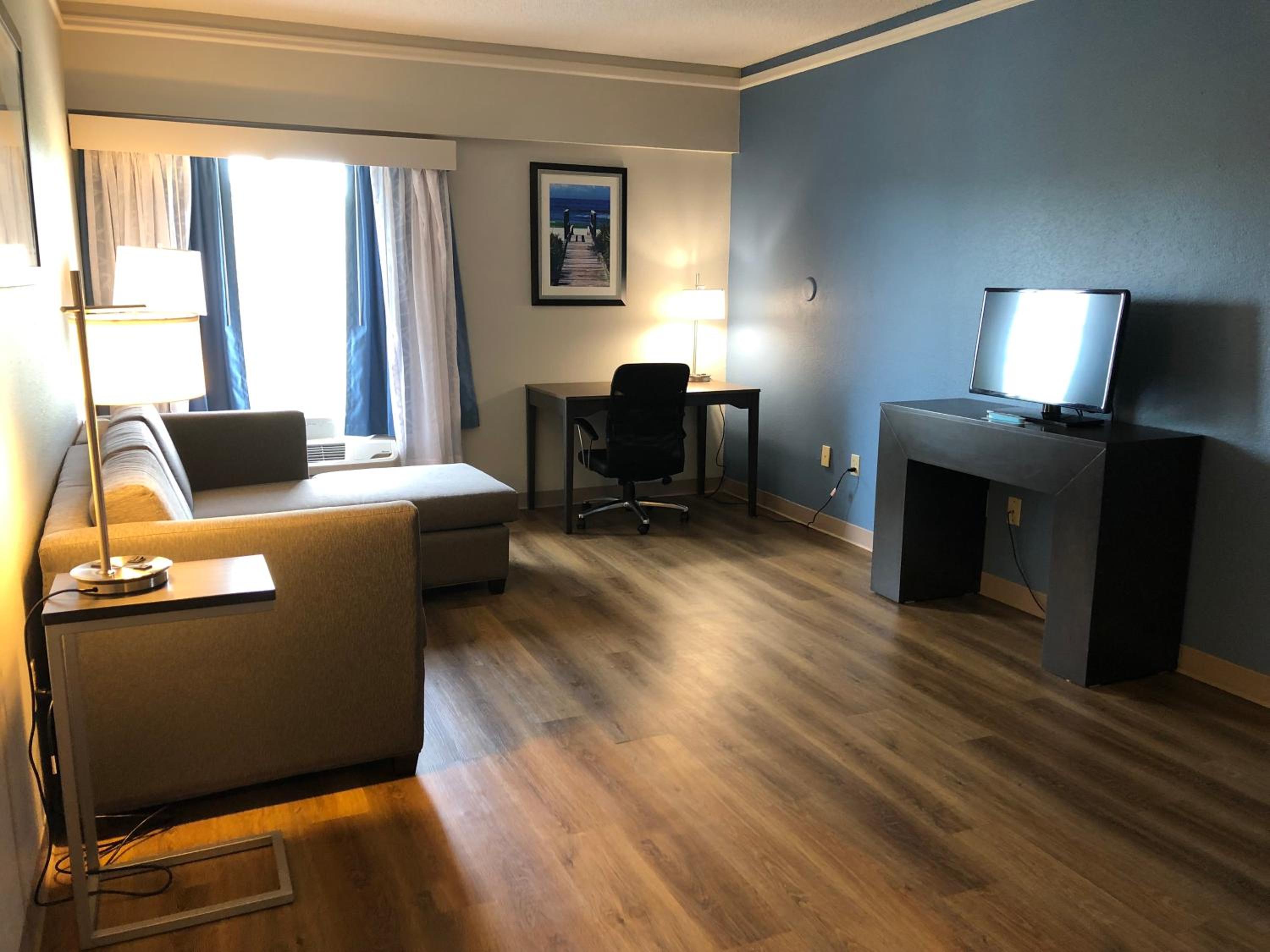 1 King Bed, 1 Queen Sofa Bed, Suite, Non-Smoking - Photo 3
