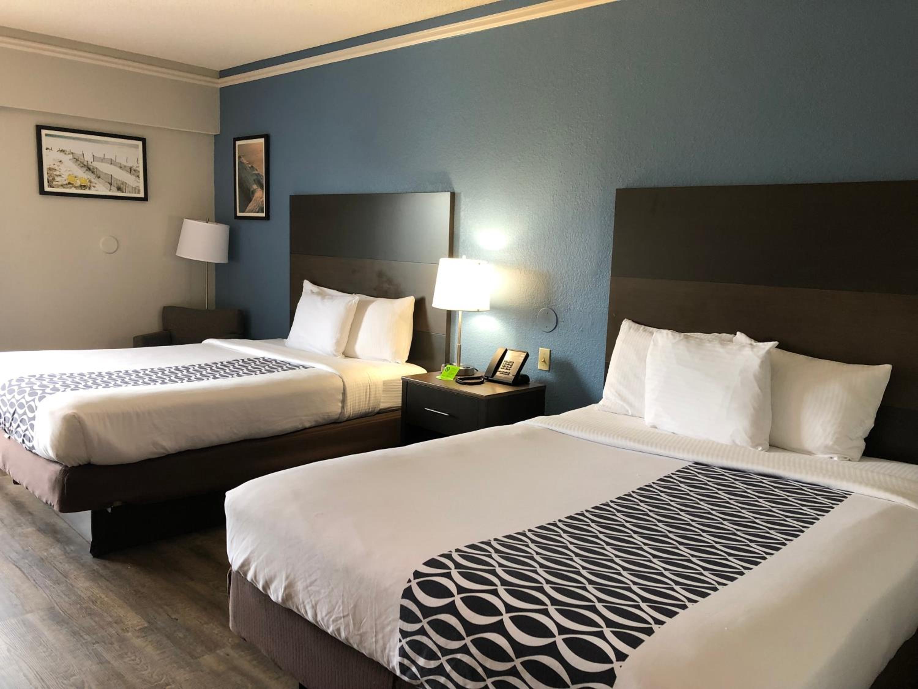 Queen Room with Two Queen Beds - Non-Smoking - Photo 3