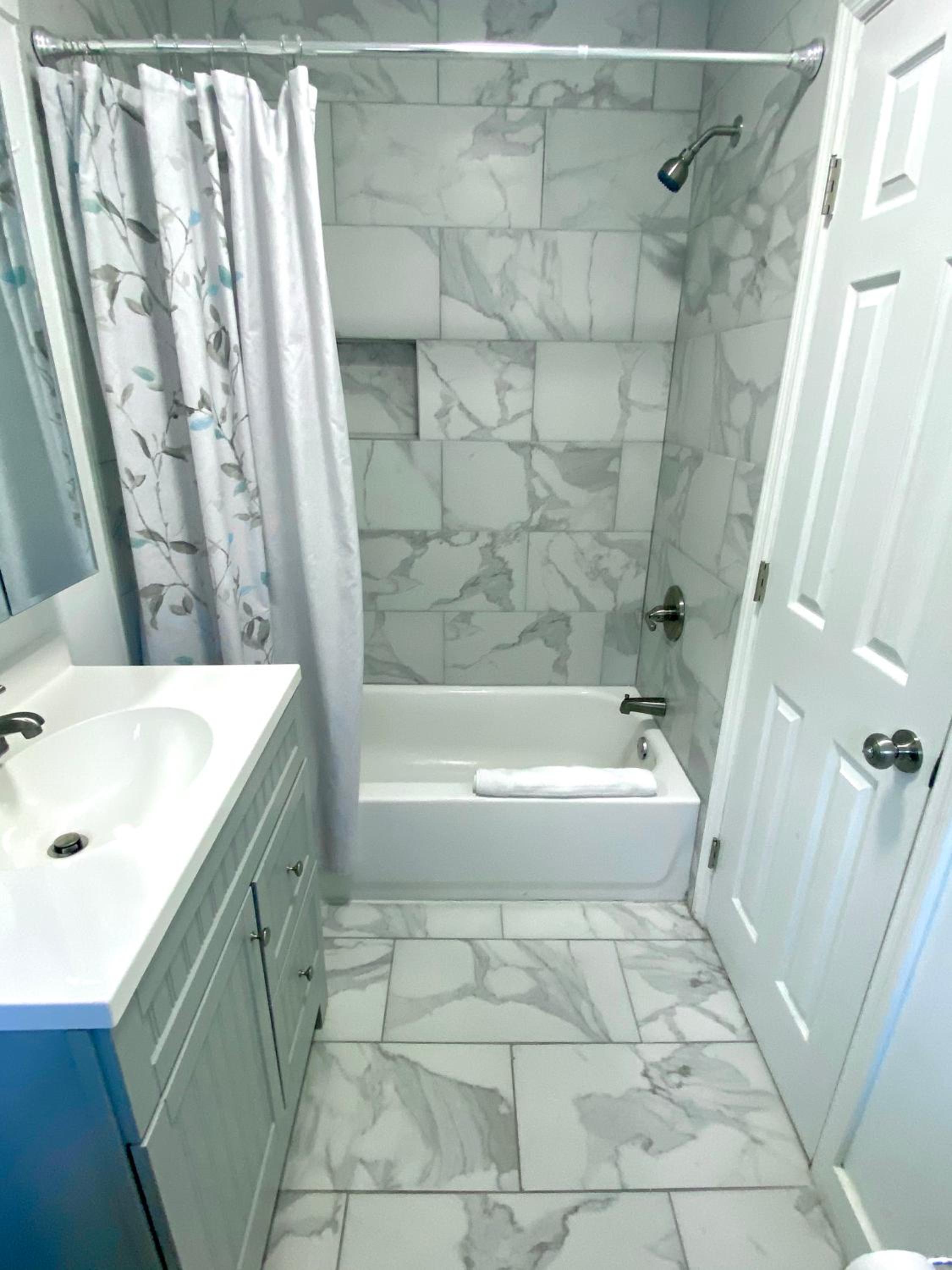 Deluxe King One-Bedroom Apartment - Photo 4