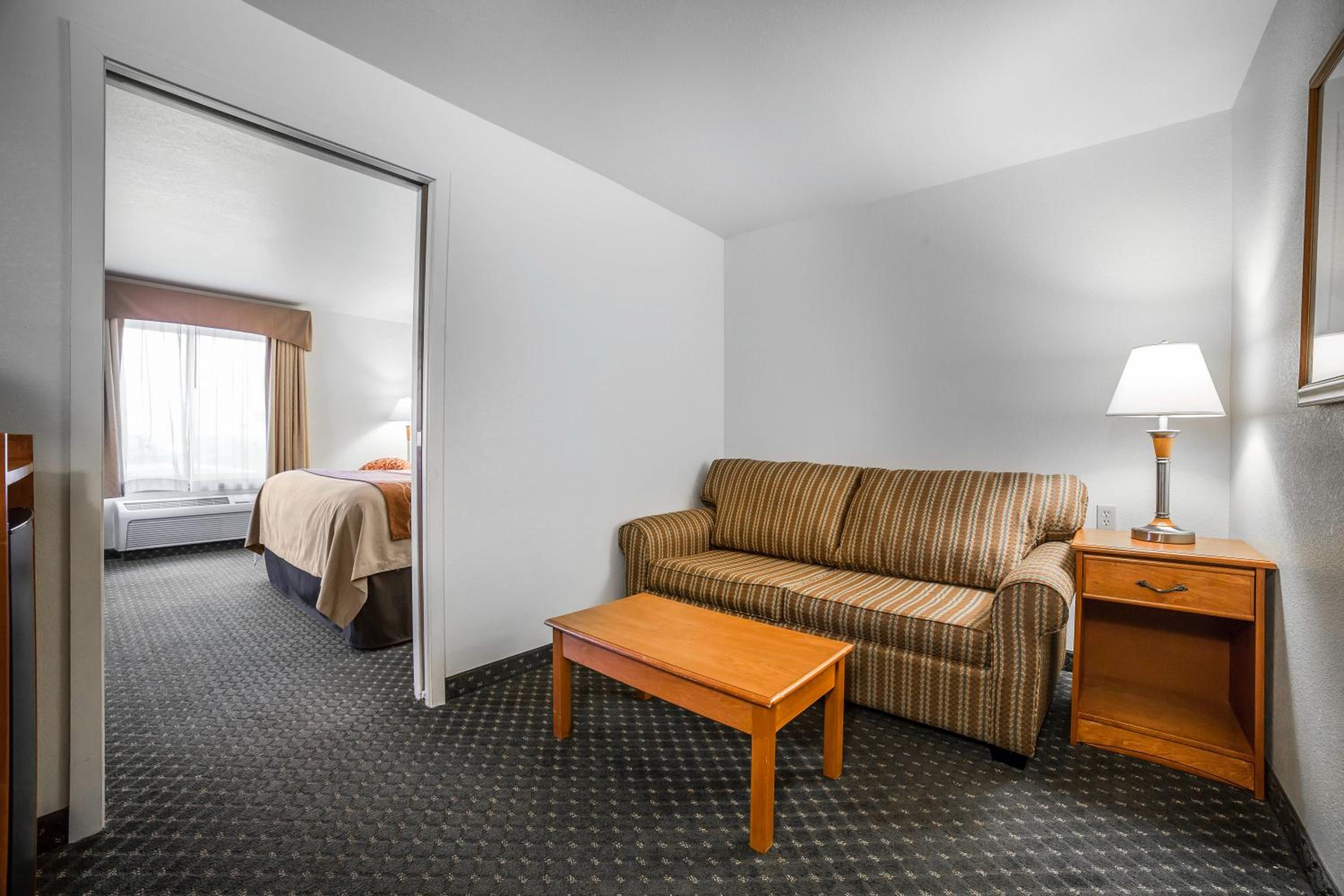 King Room with Sofa Bed - Accessible/Non-Smoking photo 2