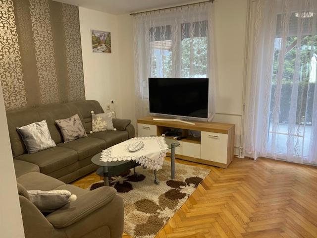 Six-Bedroom House photo 1