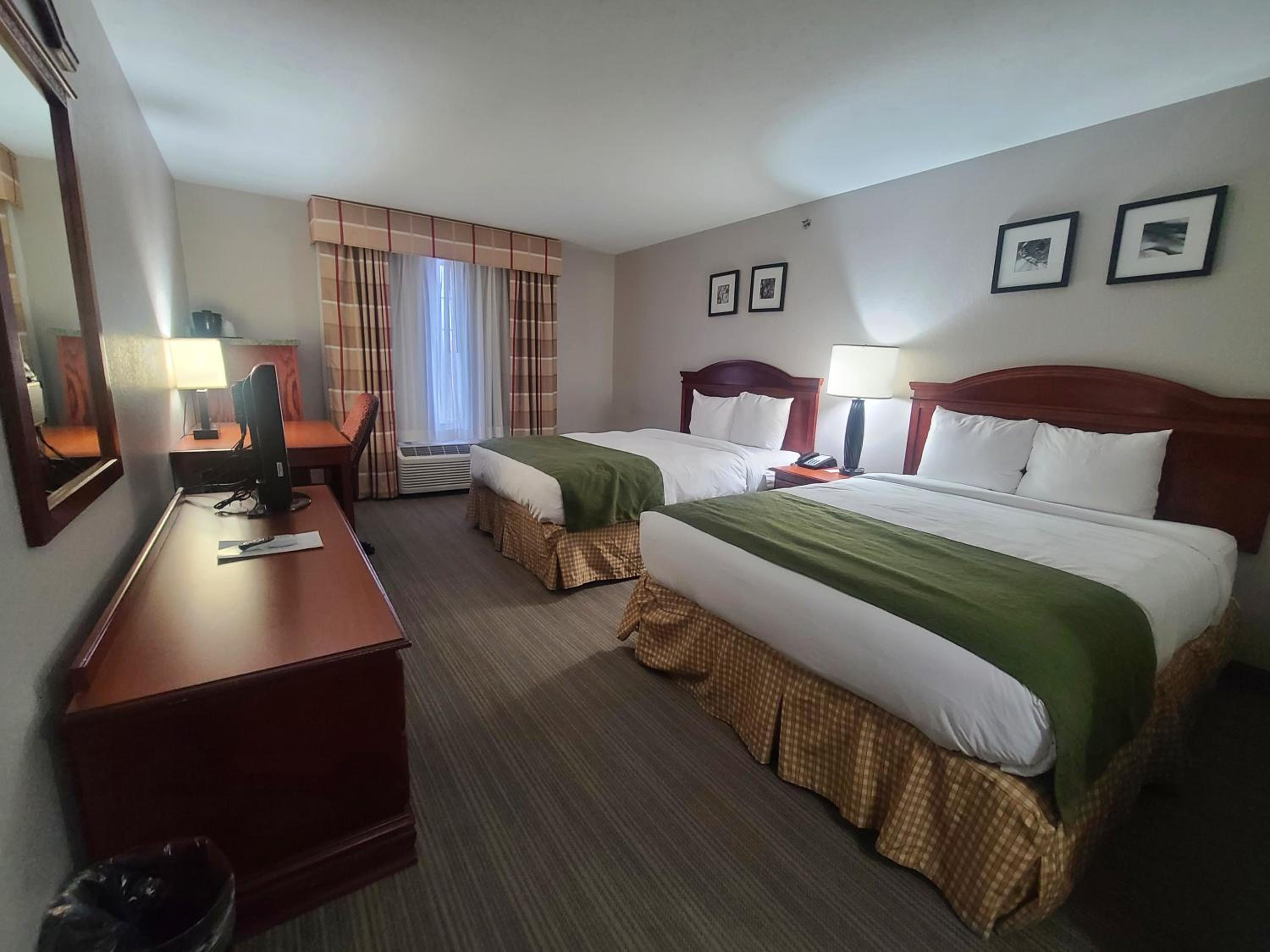 Queen Room With Two Queen Beds - Non-Smoking