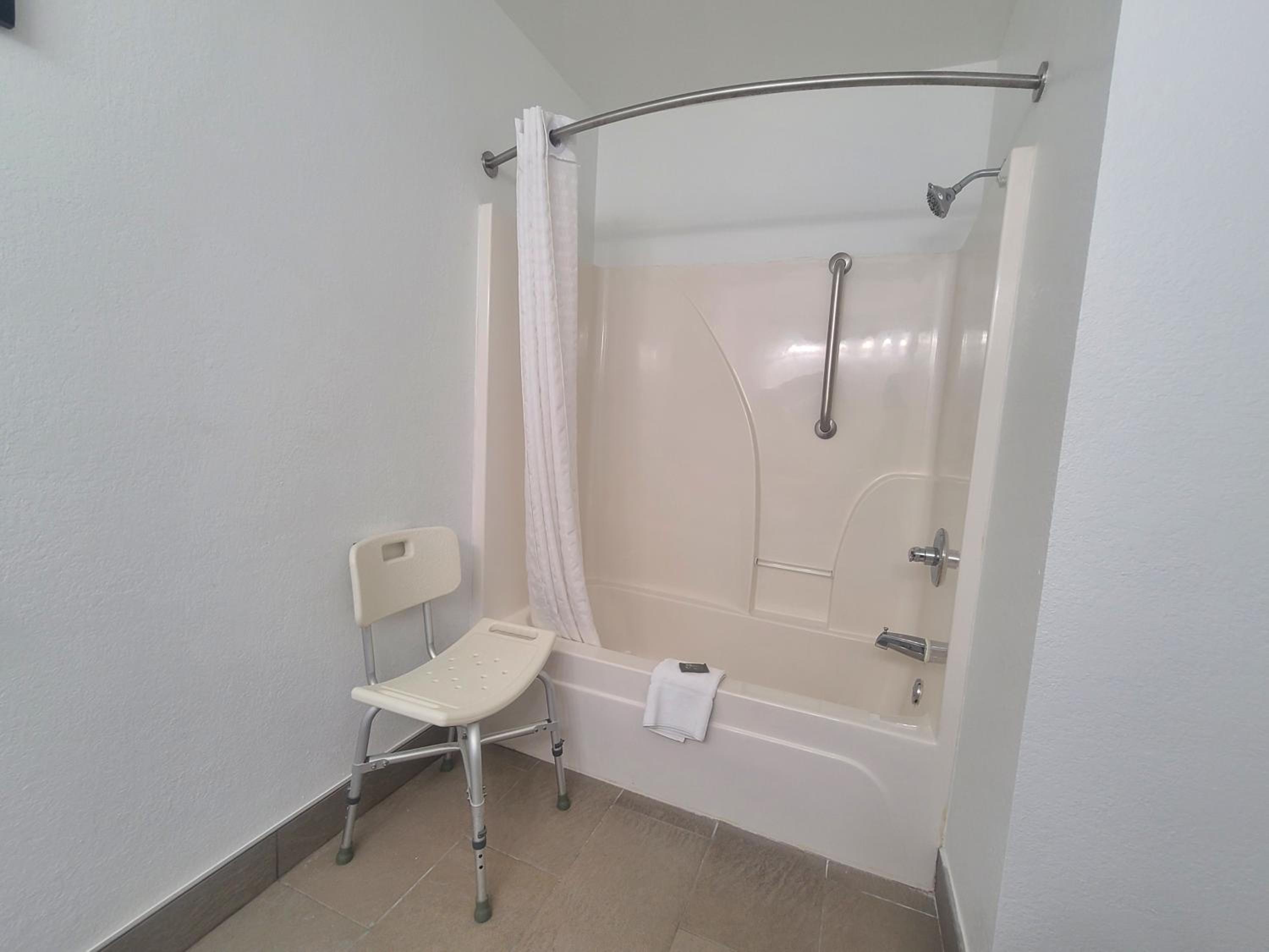 King Room - Disability Access/Non-Smoking - Photo 5