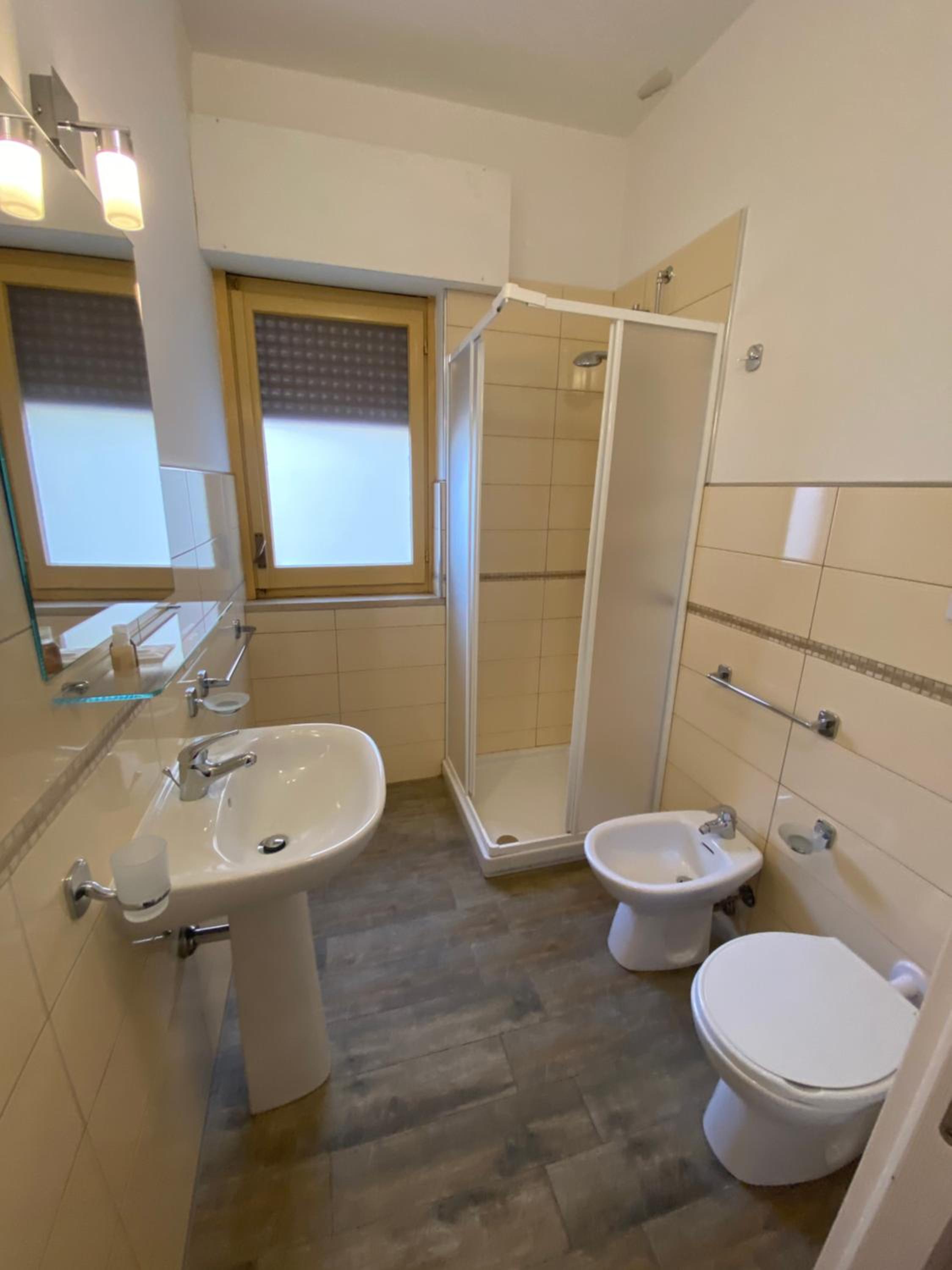 Double or Twin Room with City View - Photo 4