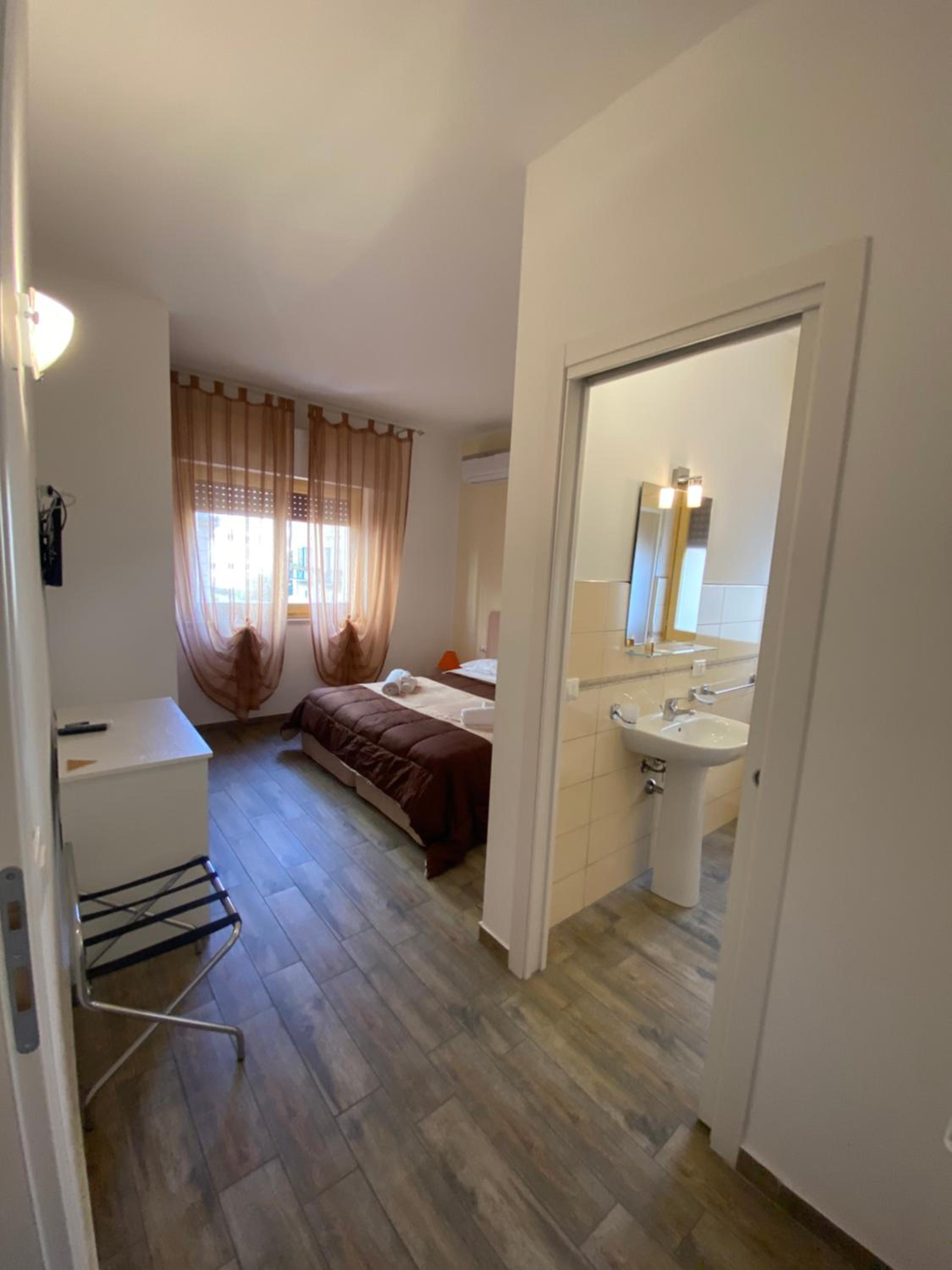 Double or Twin Room with City View - Photo 2