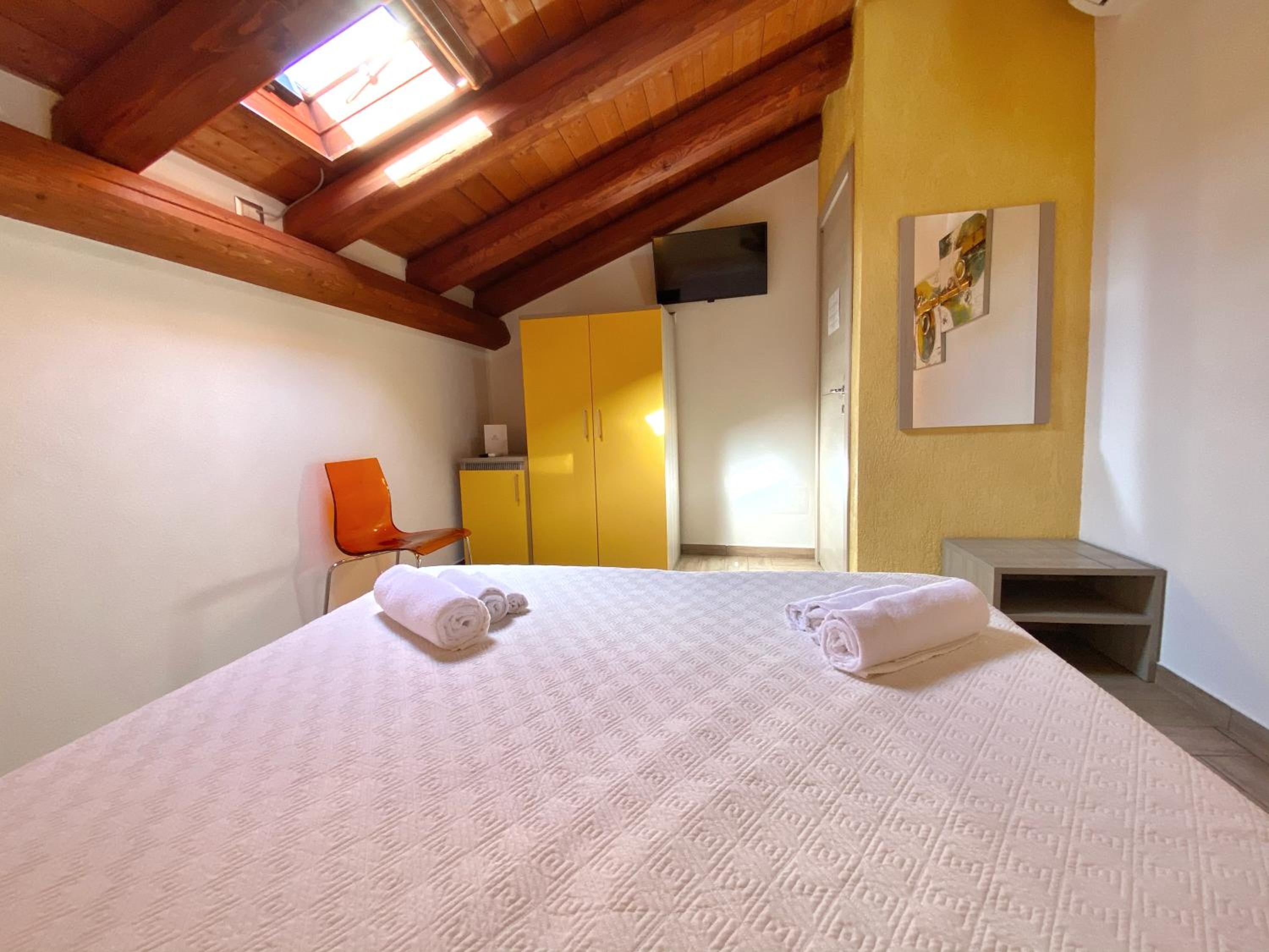 Family Room with Private Bathroom - Photo 2