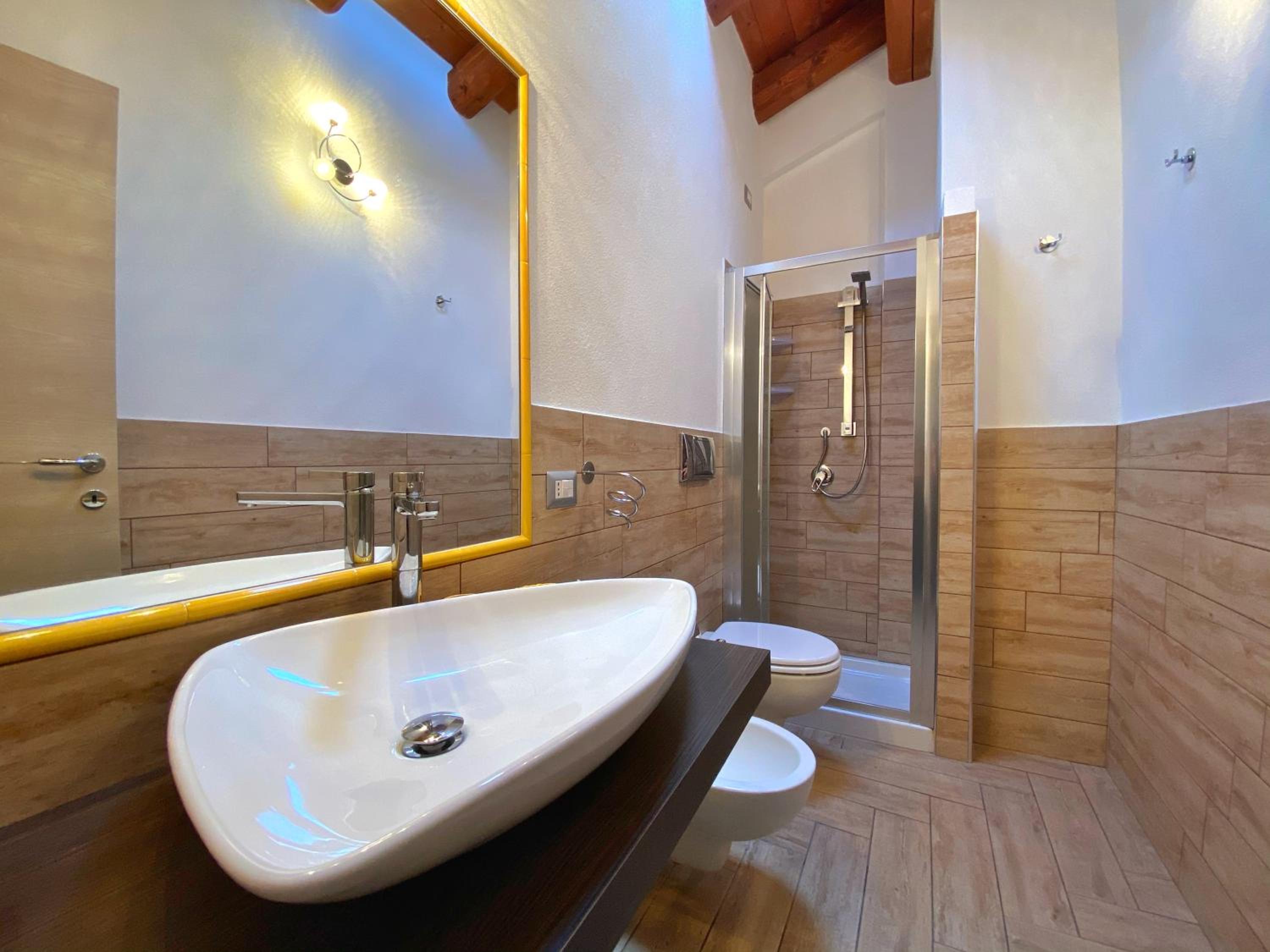 Family Room with Private Bathroom - Photo 3