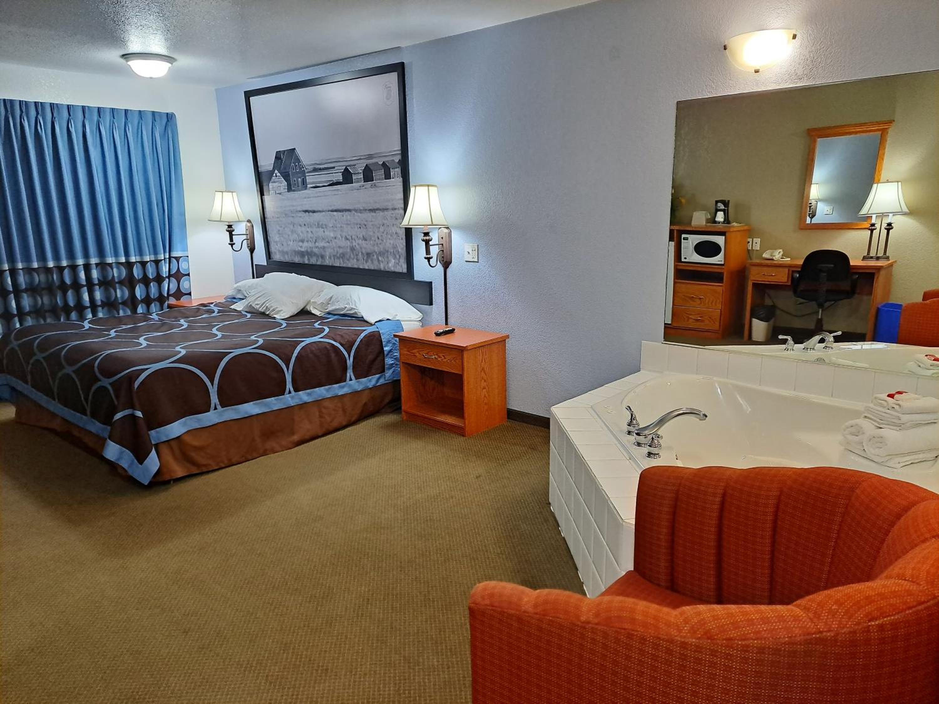 Deluxe King Suite - Photo 3
