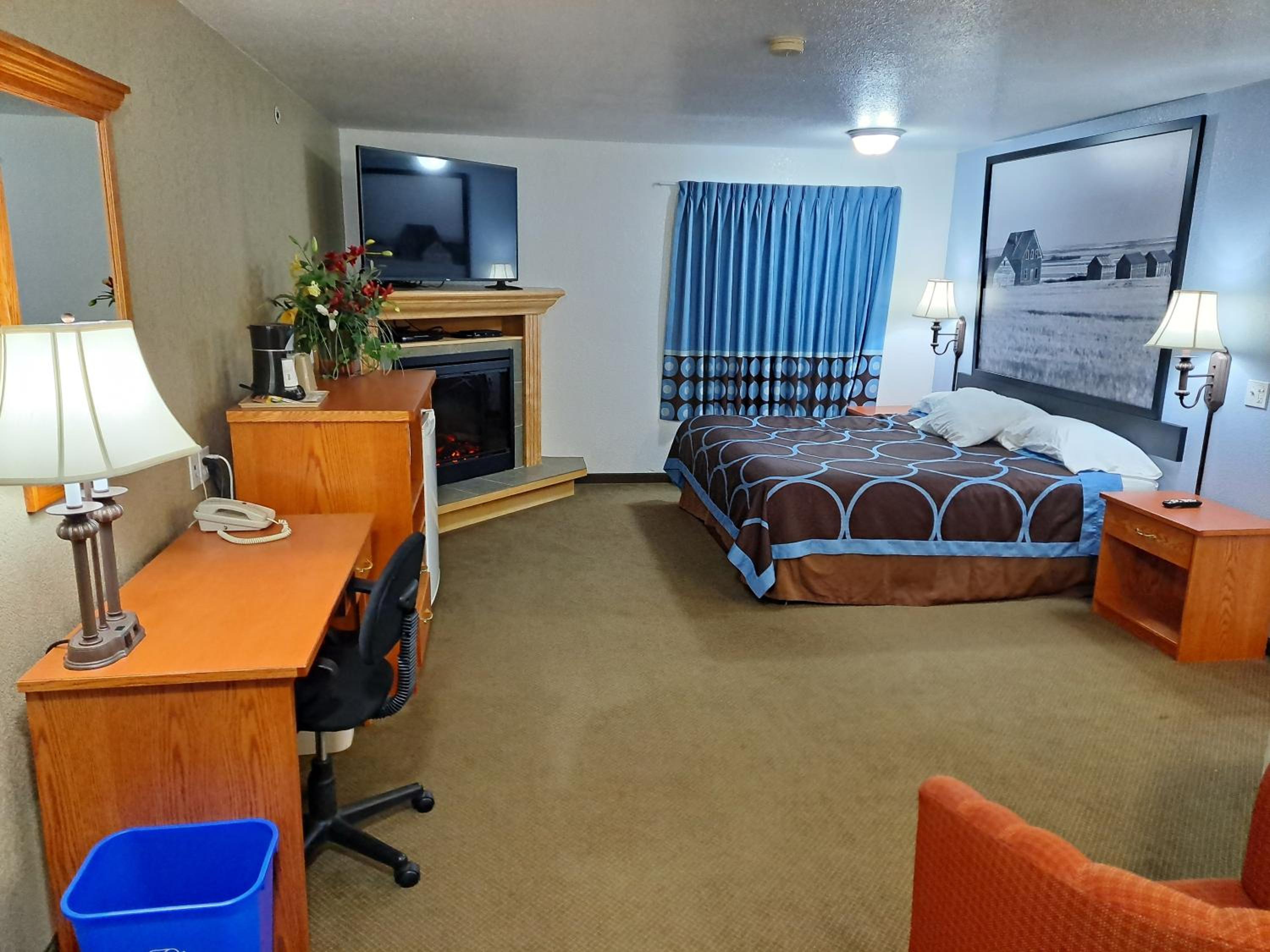 Deluxe King Suite - Photo 1