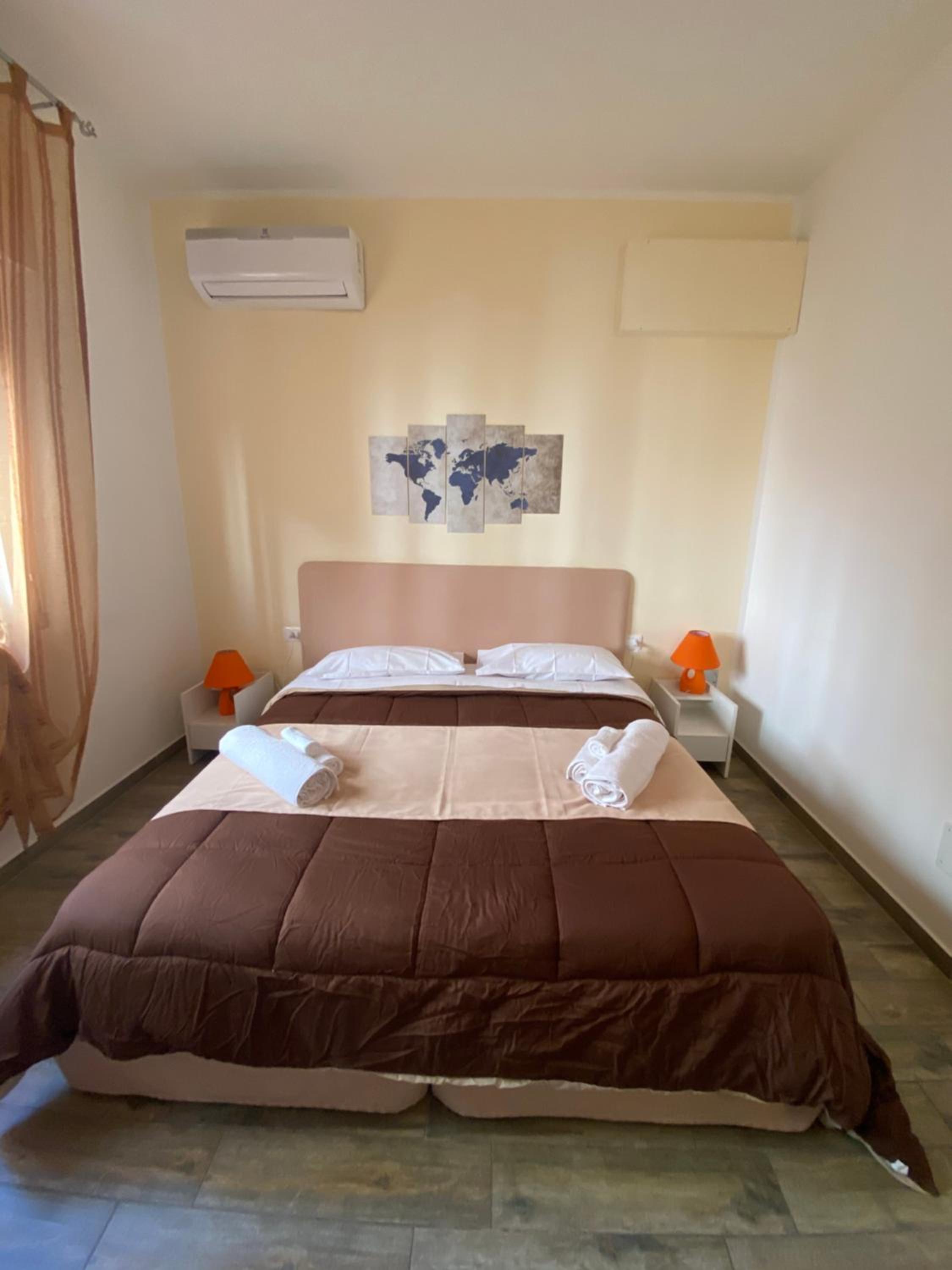 Double or Twin Room with City View - Photo 3