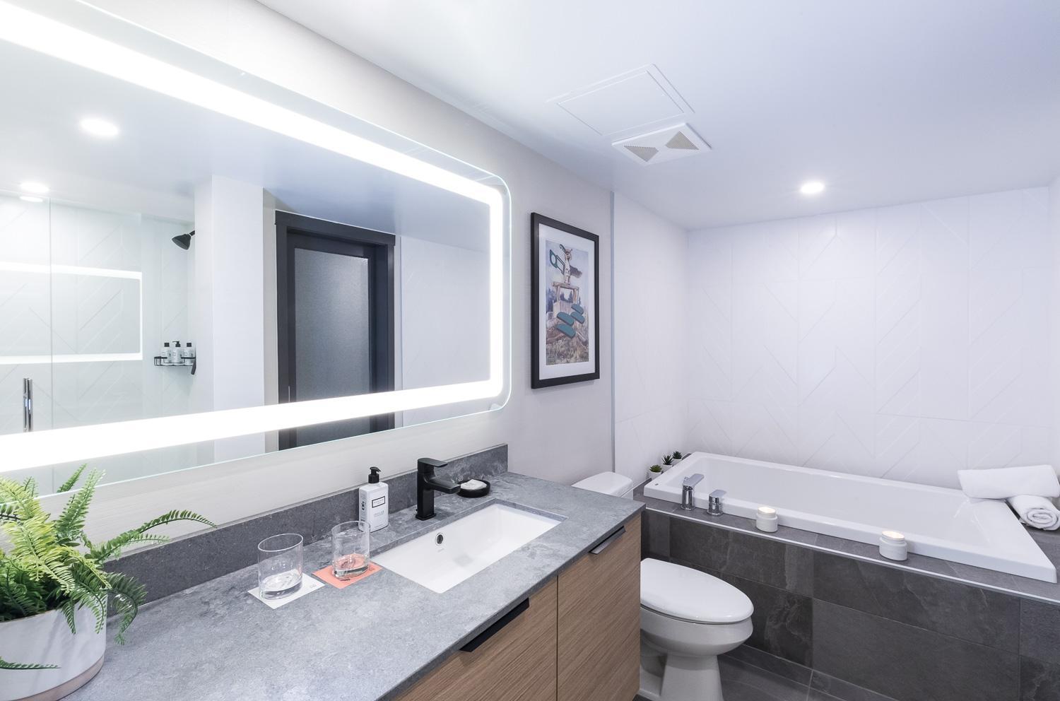 Deluxe One Bedroom King Suite with Kitchen - Photo 5