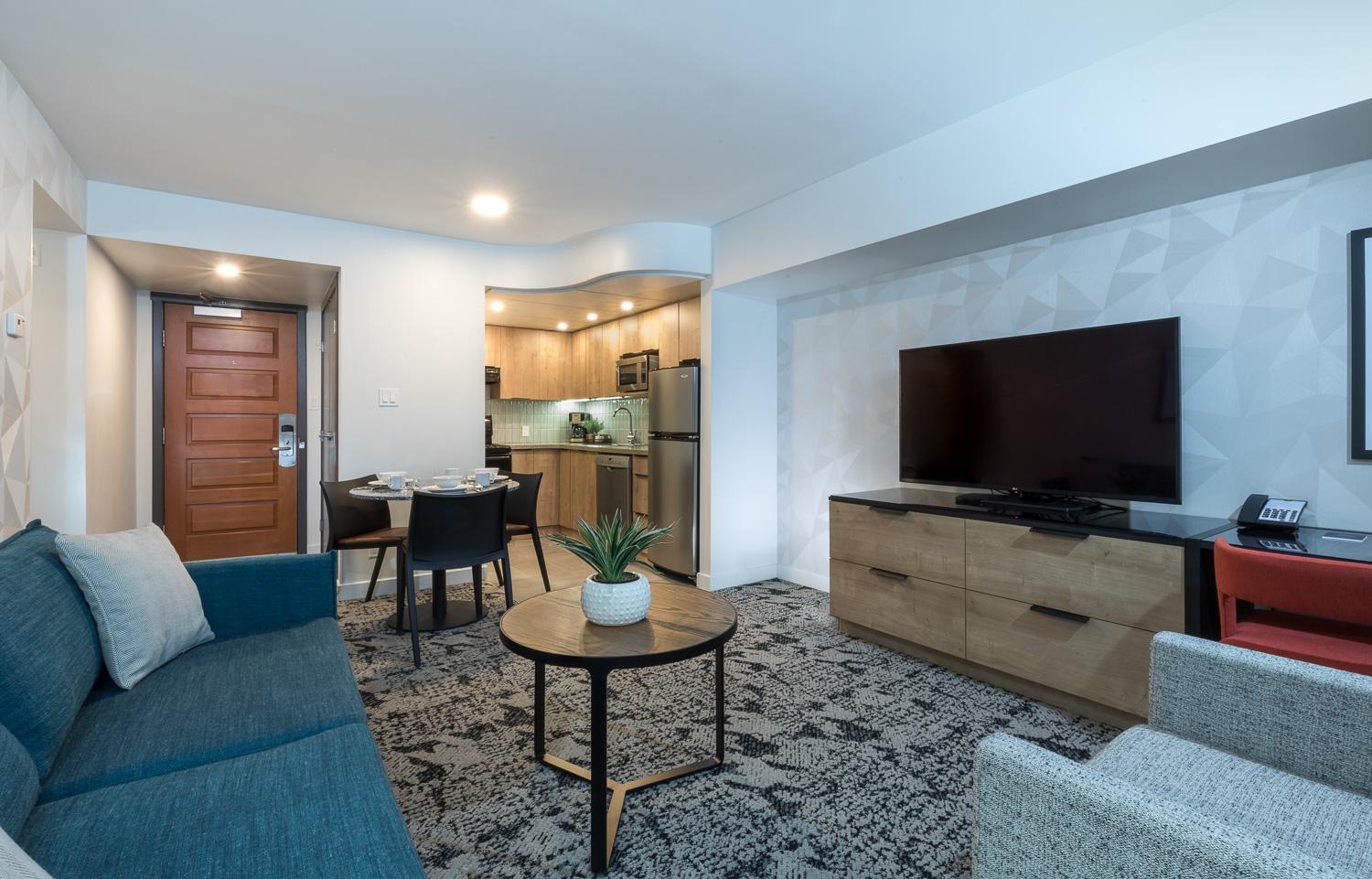 Deluxe One Bedroom King Suite with Kitchen - Photo 4