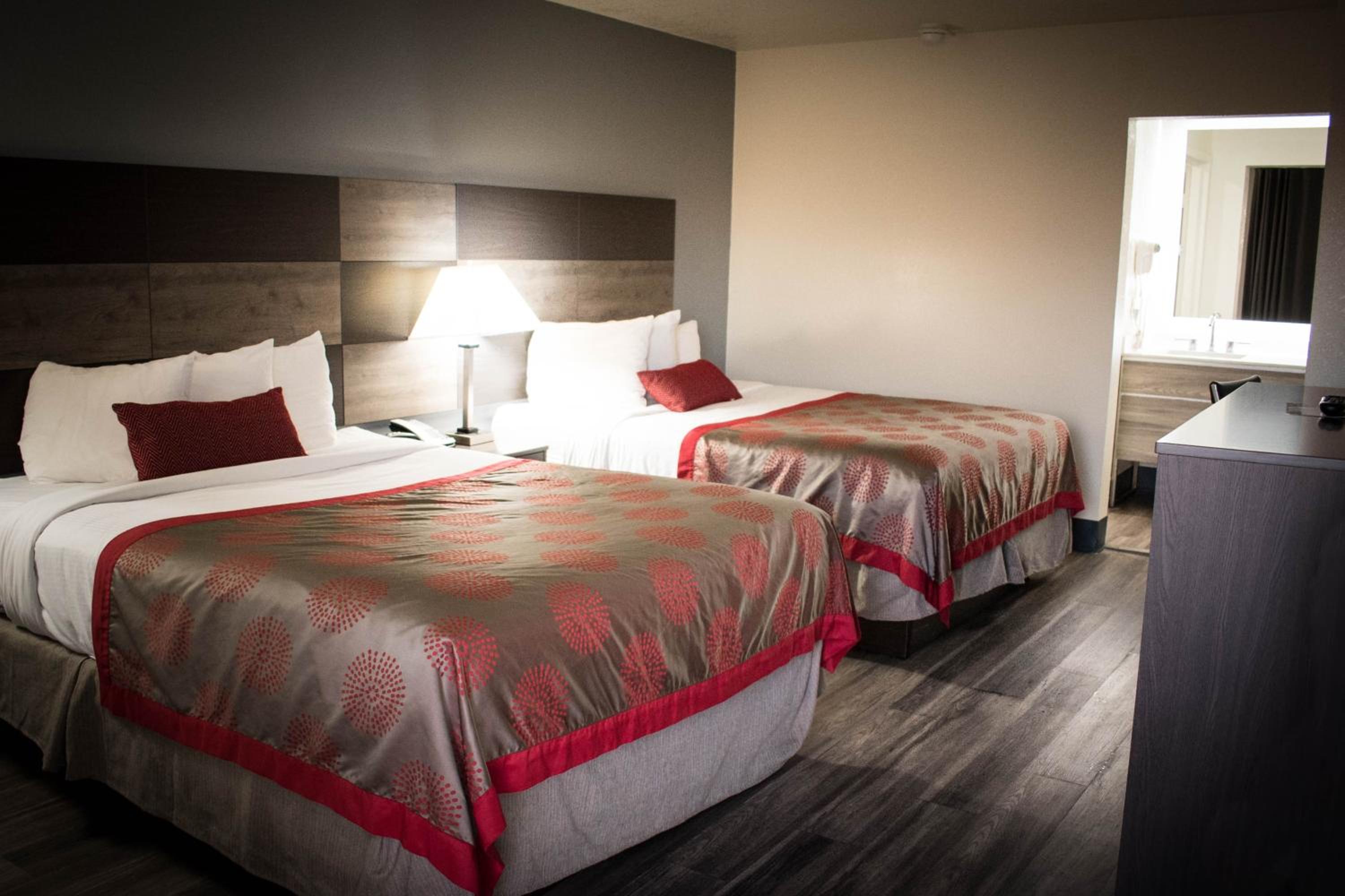 Queen Room with Two Queen Beds - Non-Smoking - Photo 1