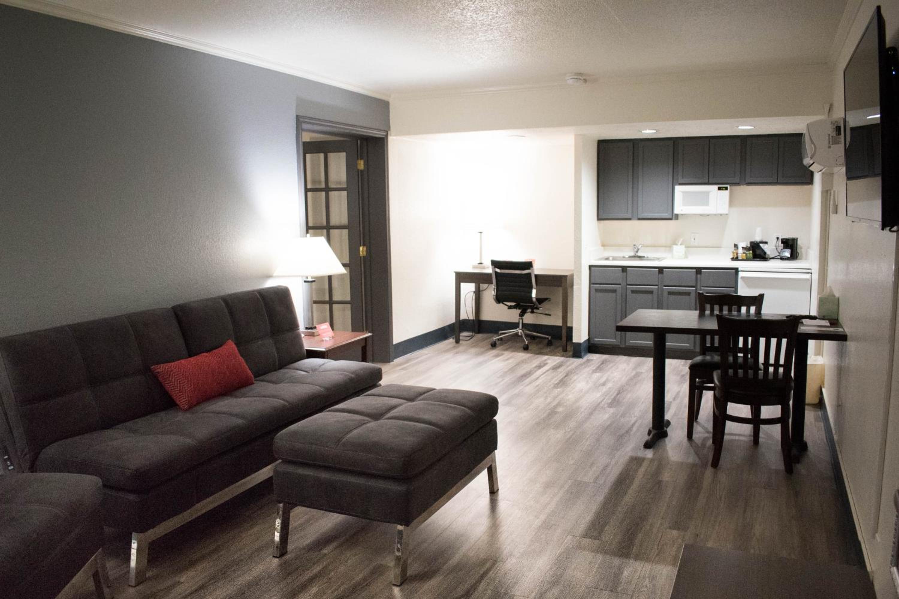 Deluxe King Suite - Non-Smoking - Photo 6