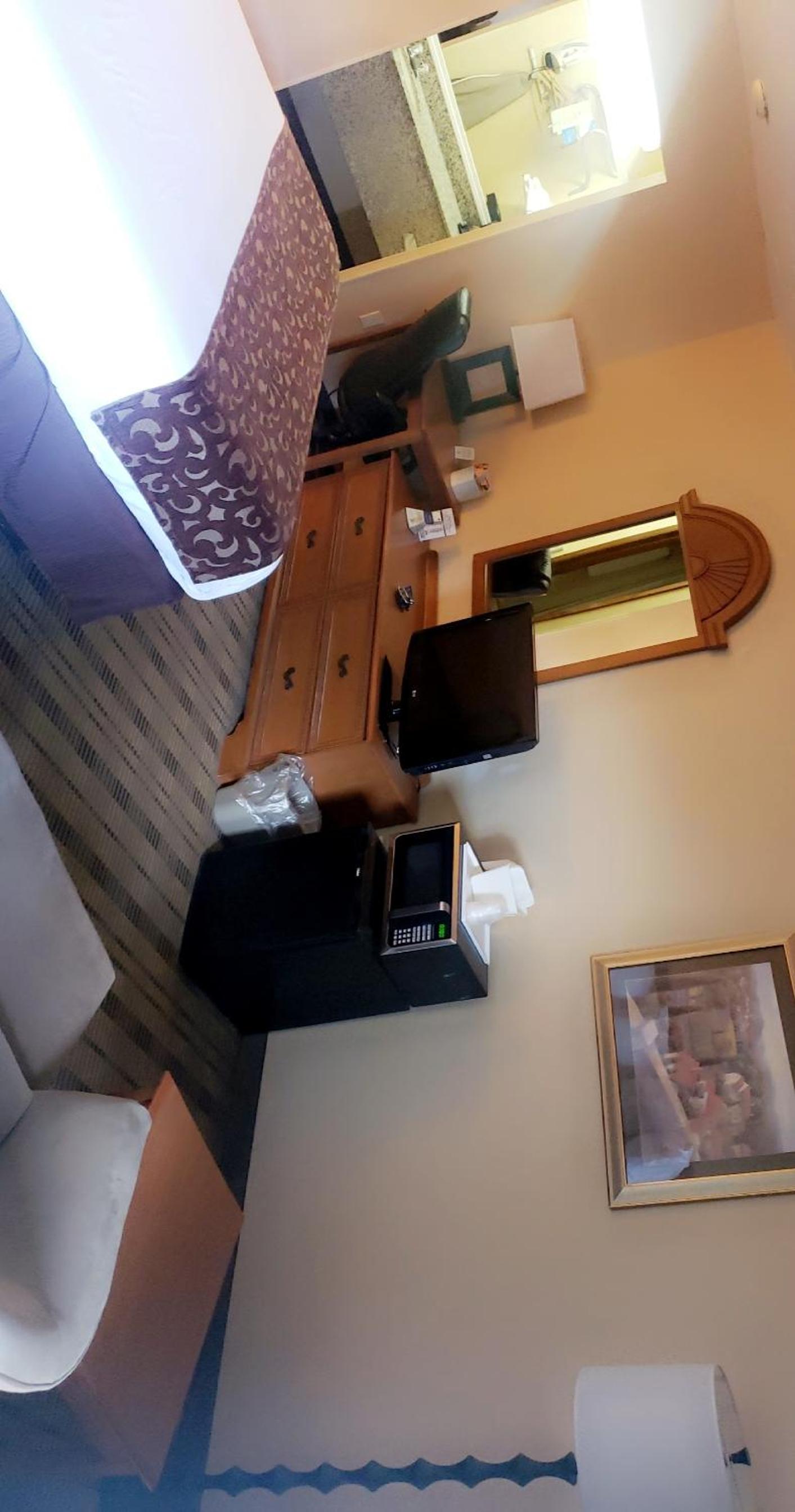 King Room - Non-Smoking photo 2