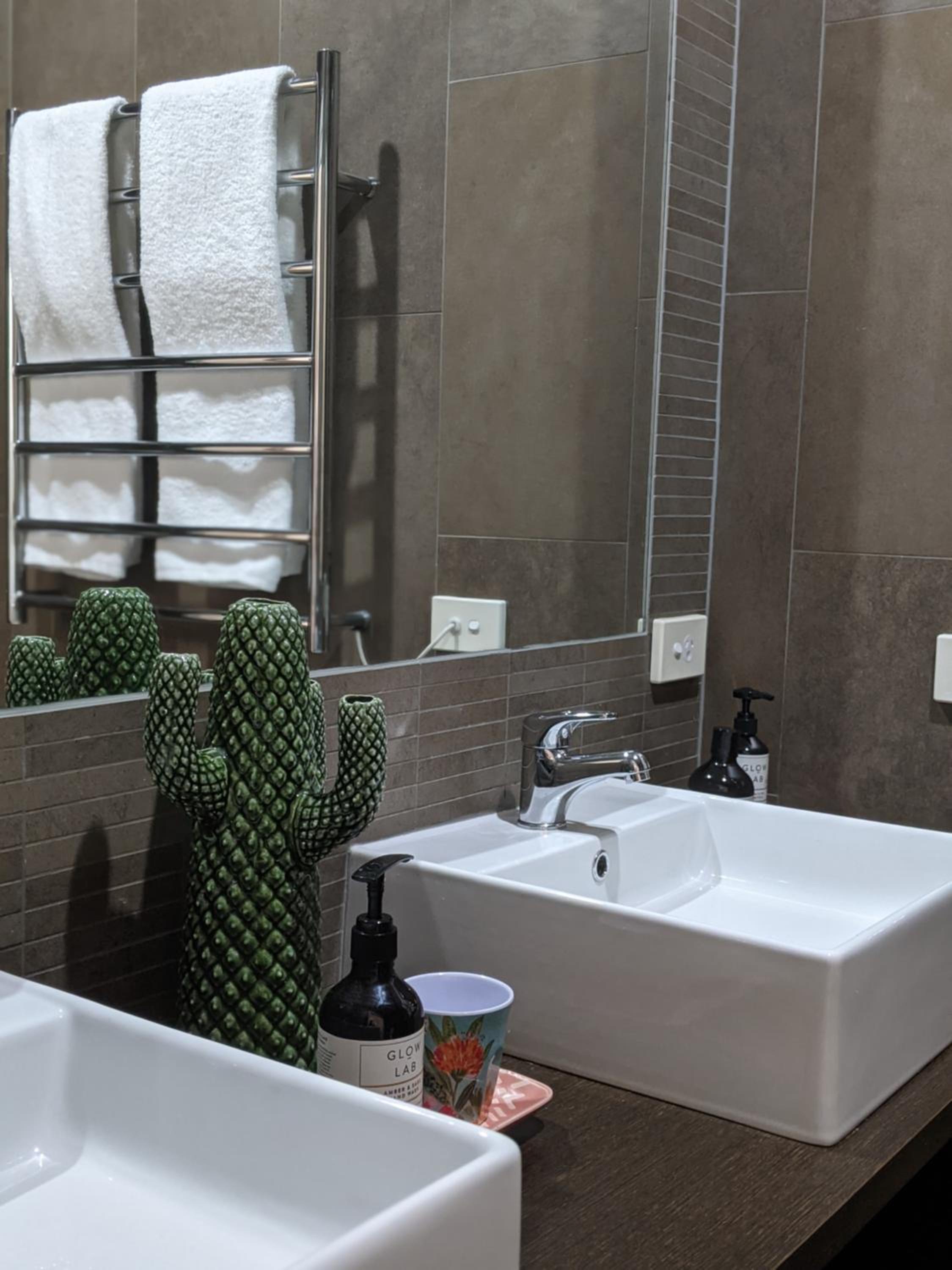 Deluxe Family Suite - Photo 7