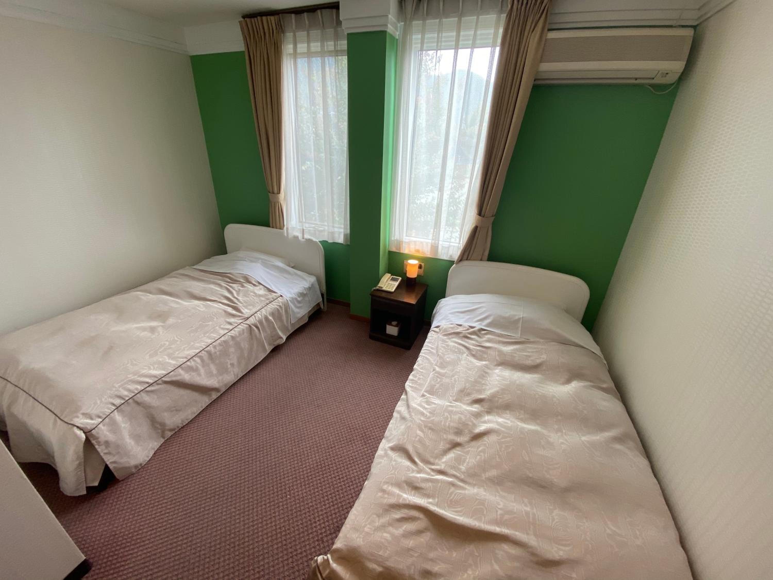 Standard Twin Room - Photo 8