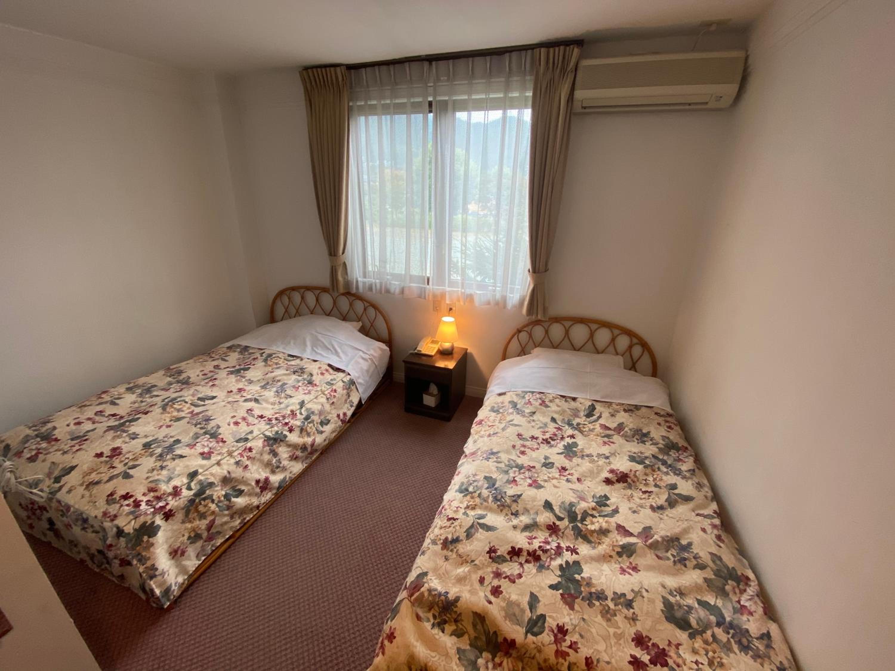 Standard Twin Room - Photo 9