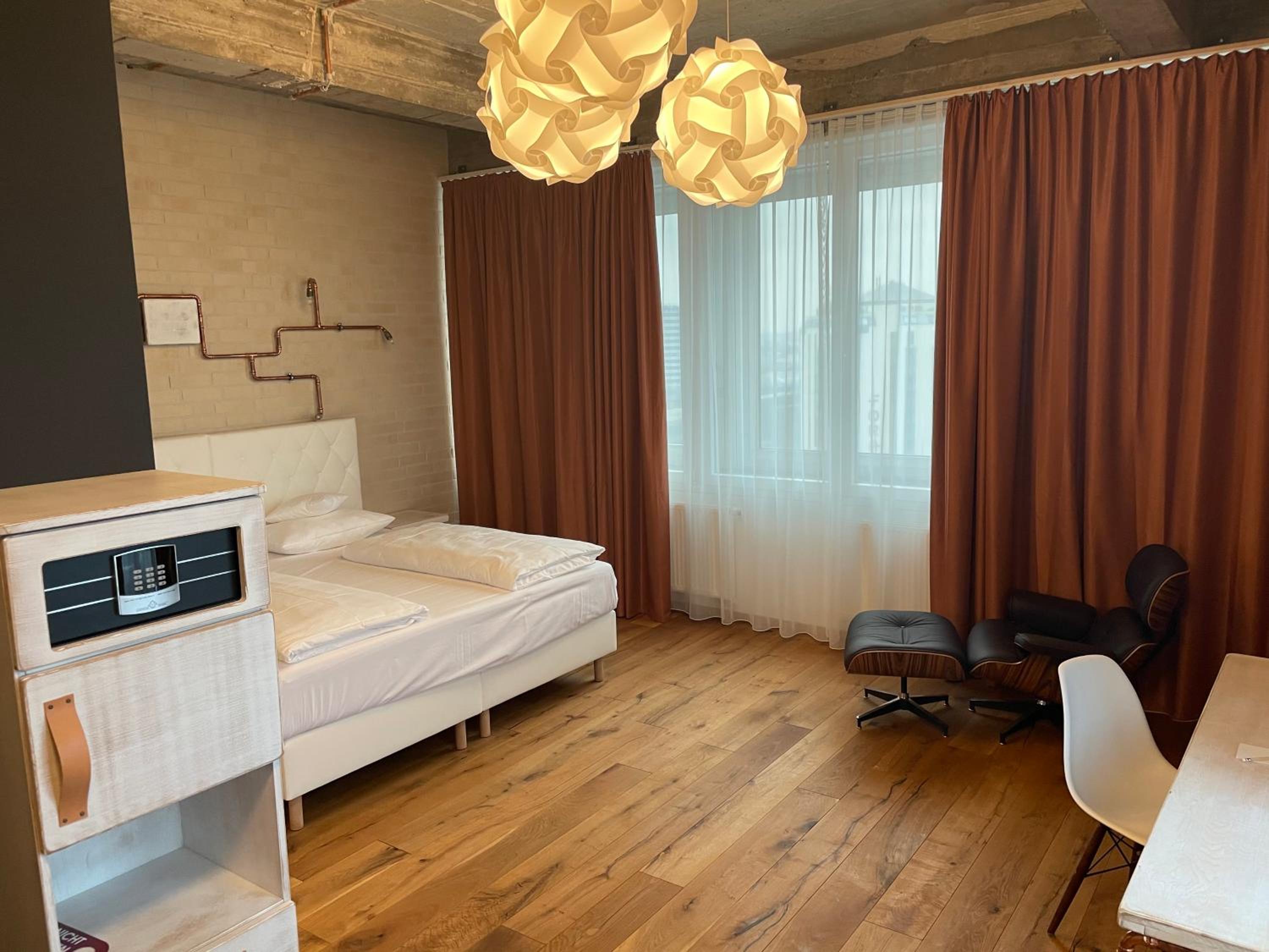 Business Queen Room with view - Photo 1