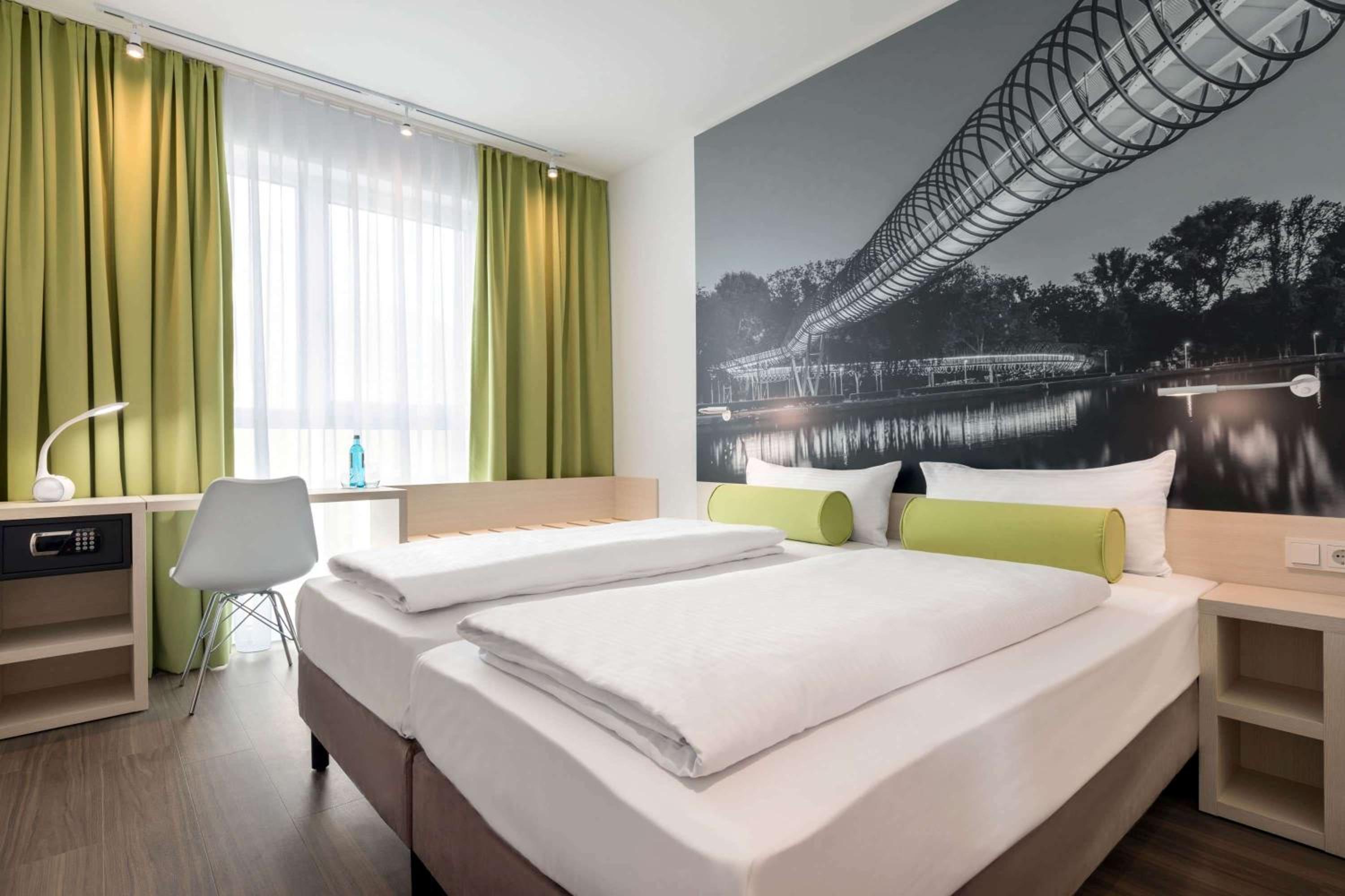 Standard Accessible Room - Photo 5