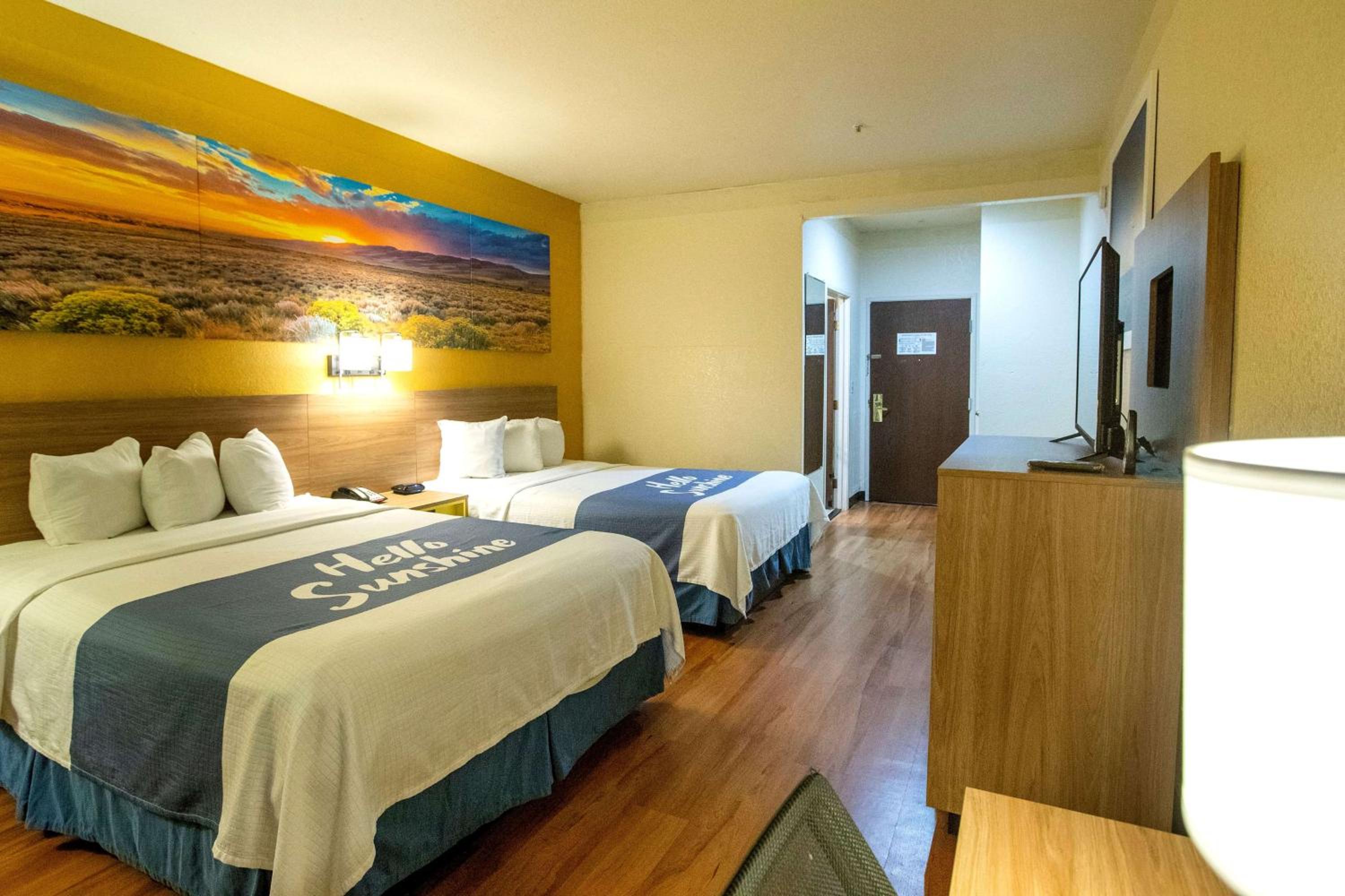 Queen Room with Two Queen Beds - Non-Smoking - Photo 2