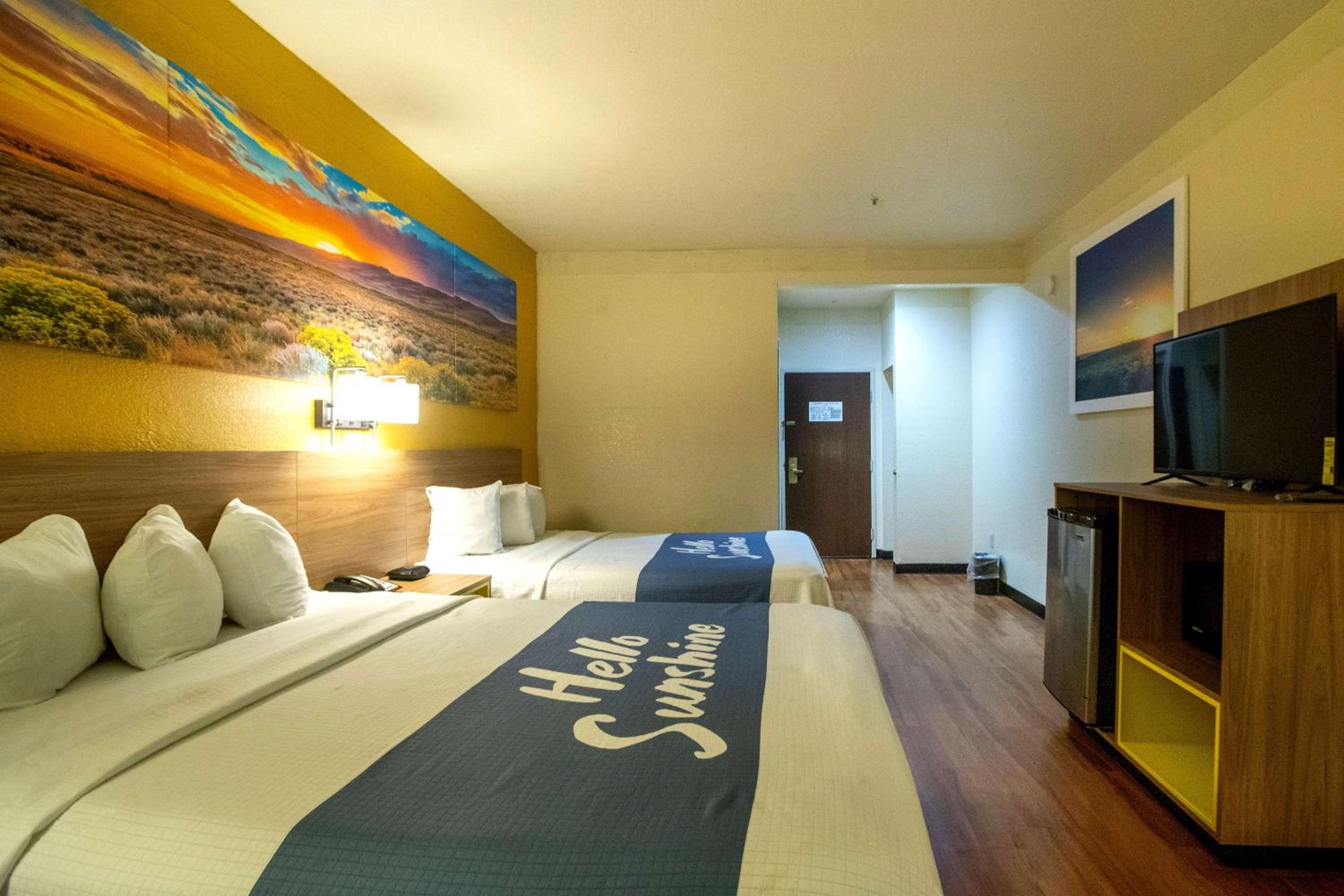 Queen Room with Two Queen Beds - Non-Smoking - Photo 6