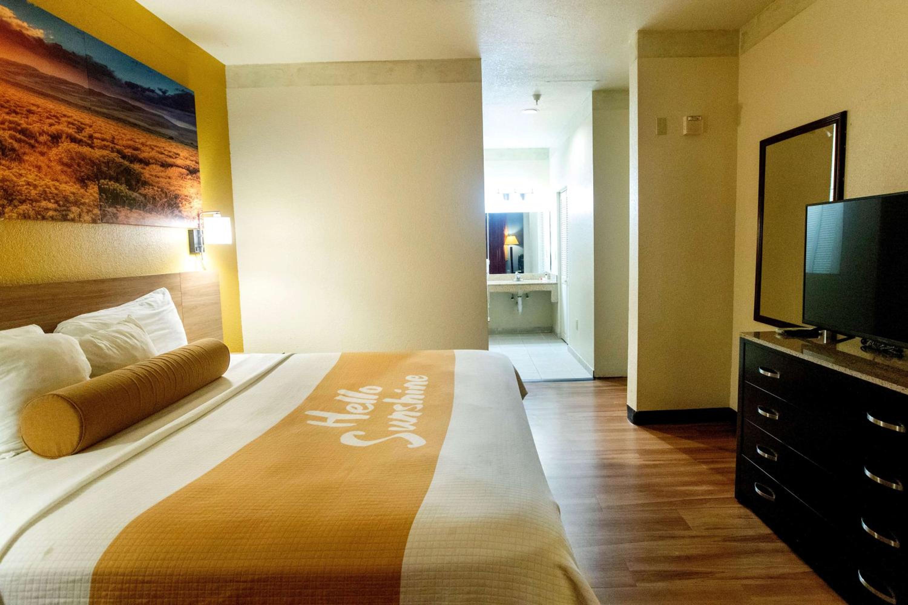 King Room - Disability Access - Non-Smoking - Photo 1