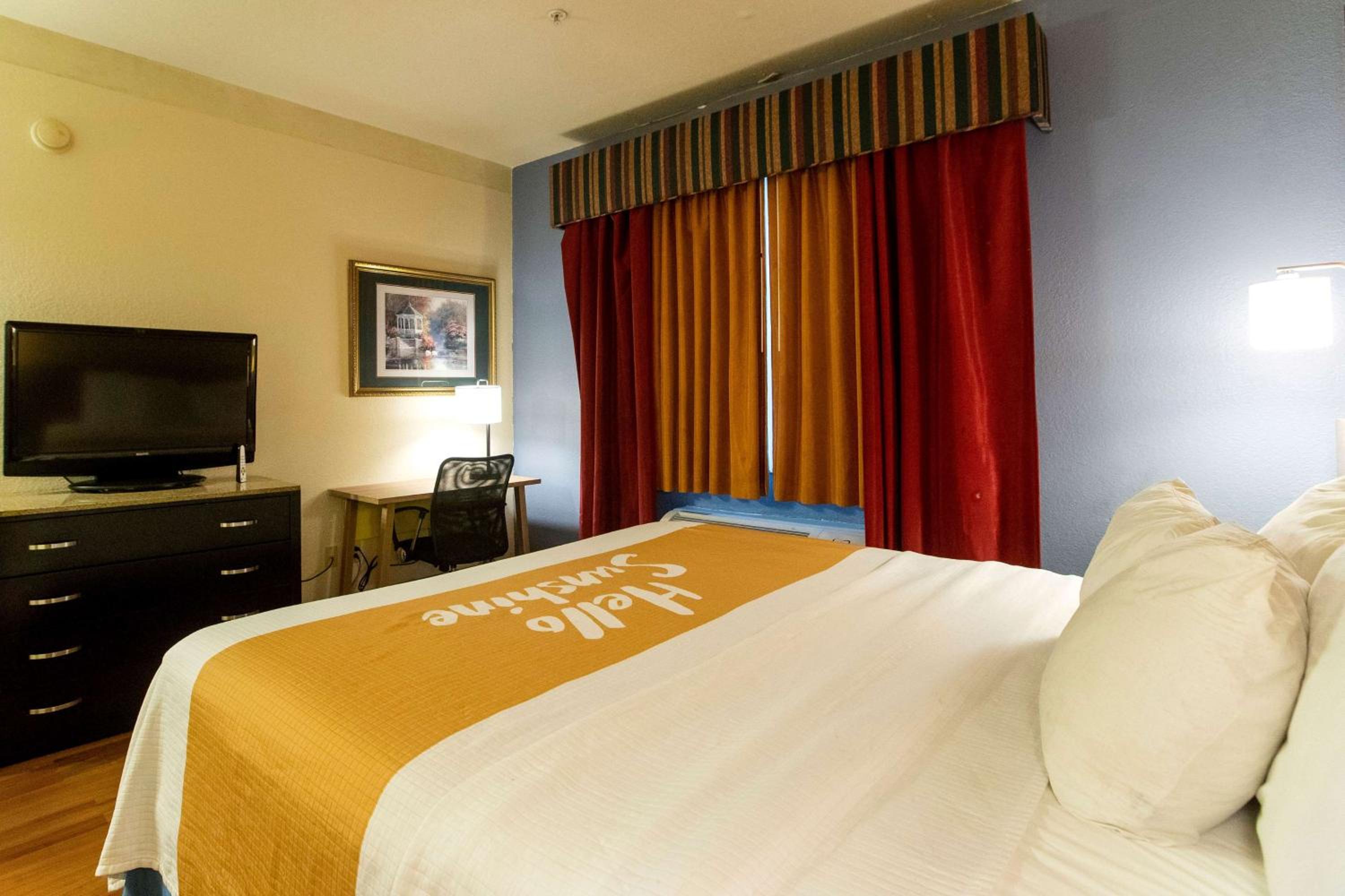 King Room - Non-Smoking - Photo 2