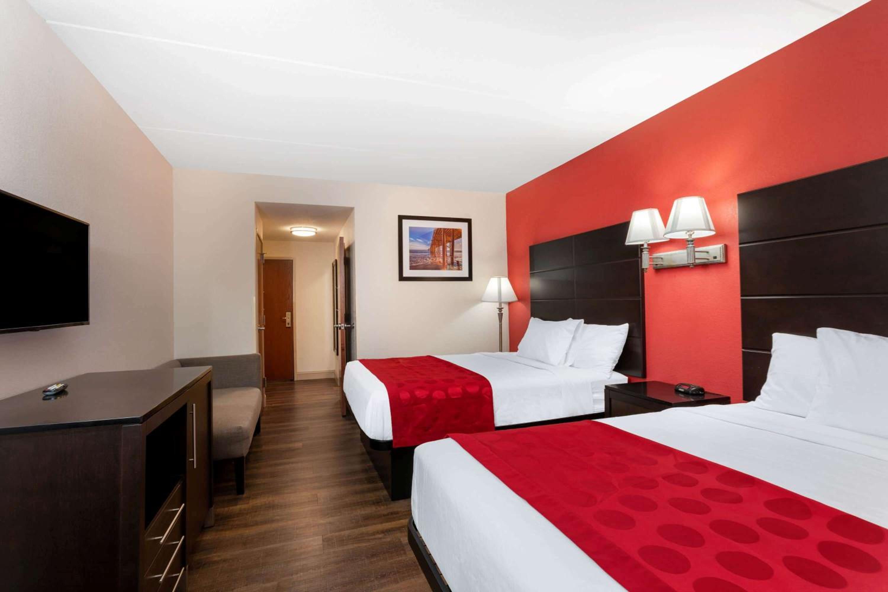 Queen Room with Two Queen Beds - Non-Smoking photo 3