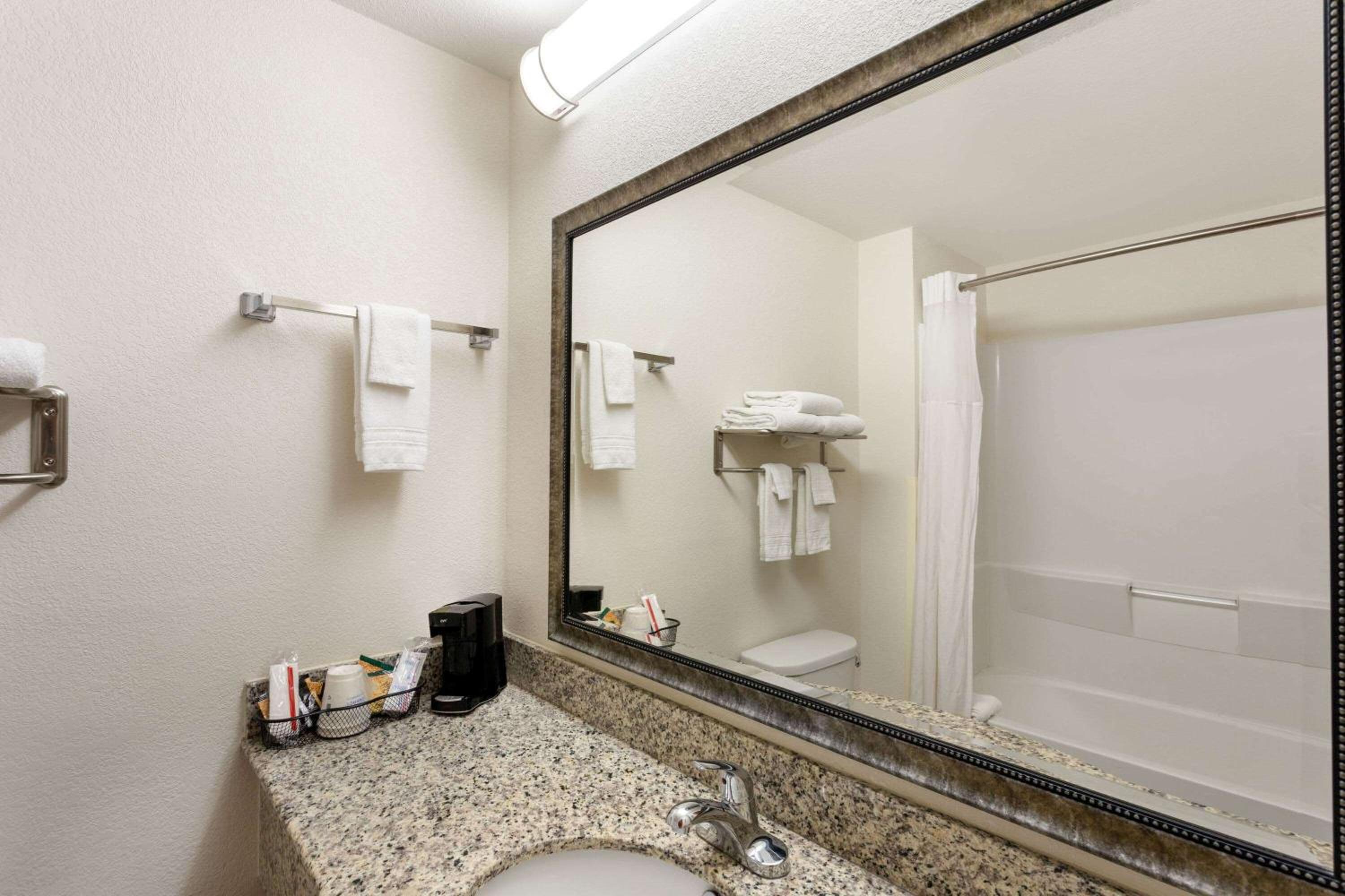 King Suite - Non-Smoking photo 3