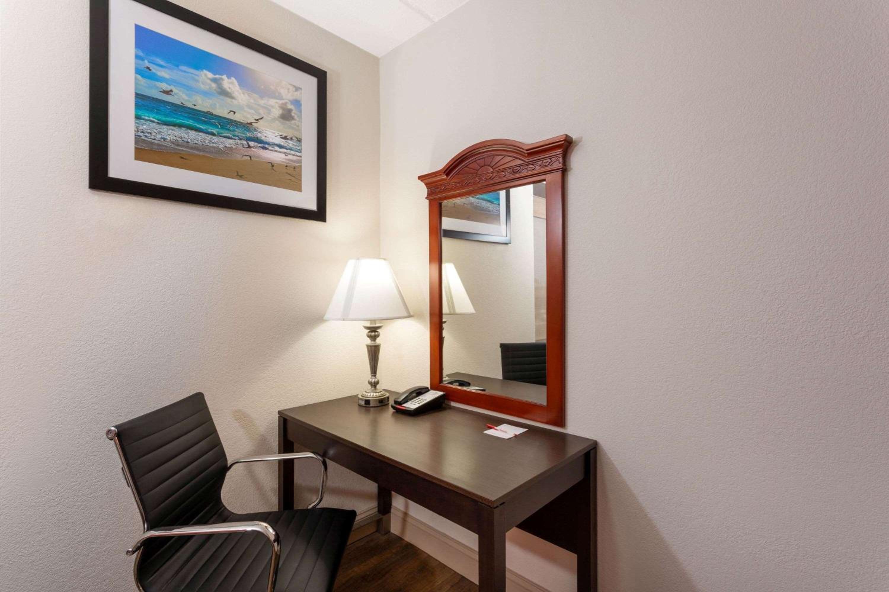 King Suite - Non-Smoking photo 2