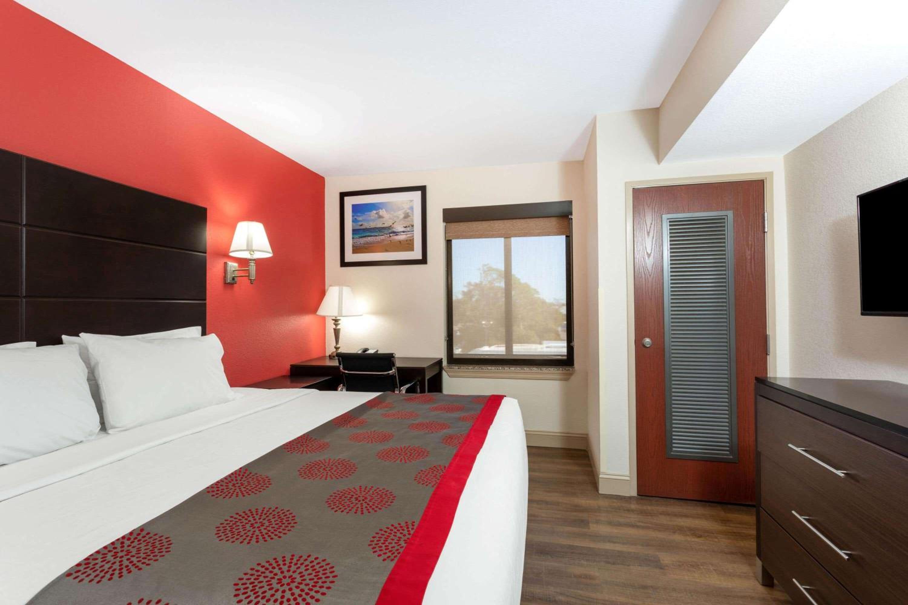 King Suite with Two King Beds - Non-Smoking photo 2