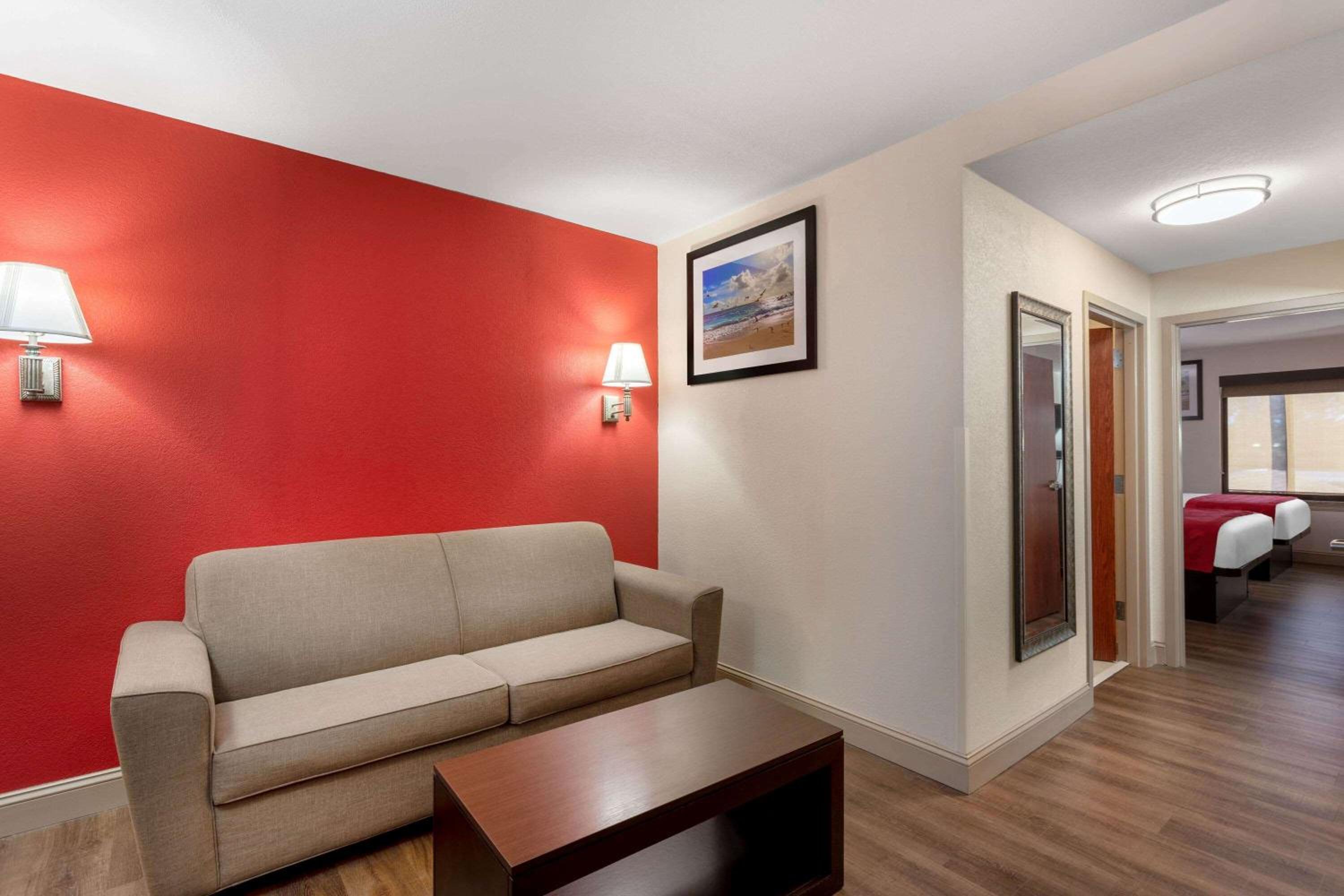 Deluxe Queen Suite - Non-Smoking photo 2